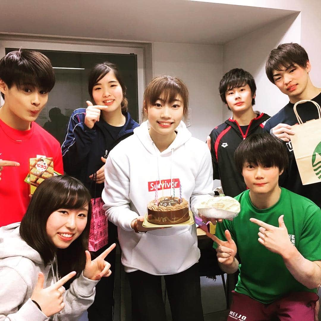 内山由綺さんのインスタグラム写真 - (内山由綺Instagram)「早稲田行ったらみんなお祝いしてくれた😆🎉ありがとう❤️ 遅くなりましたがたくさんのメッセージやプレゼントめちゃくちゃありがとうございました🙏 私はたくさんの方に応援してもらえてマジで幸せでそして感謝の気持ちを伝えられるようにより頑張ろうと思いました💪 今後とも、こんな私ではありますがよろしくお願いいたします🙇🏻‍♀️」1月19日 18時04分 - yuki_gym_smile