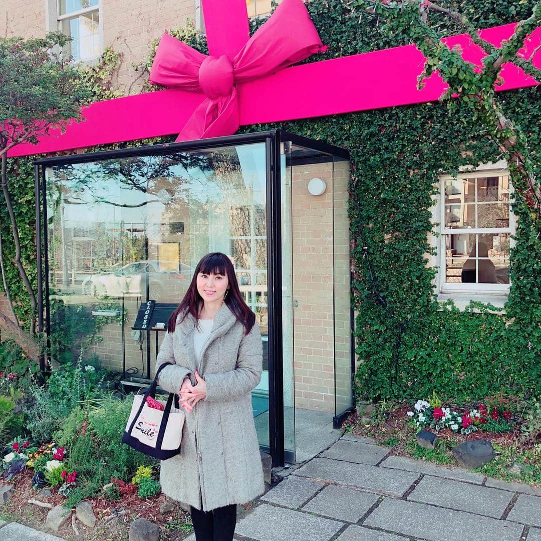 上原みなみさんのインスタグラム写真 - (上原みなみInstagram)「芦屋のベリーニでランチ。 とーっても、美味しかったです❗️ 持っているのは… 刺繍&スワロフスキーのロゴバッグ。 Smileデザインです。 Mサイズ(S、Lサイズもあります) プロフィールにショッピングサイトあります。 #トートバッグ  #トートバッグ好き  #トートバッグ大好き  #ロゴトートバッグ  #トートバッグ好きな人と繋がりたい  #かわいいトートバッグ  #おしゃれさんと繋がりたい  #ファッション  #オシャレなバッグ  #バッグ  #可愛いバッグ  #可愛いトートバッグ #ペット  #犬 #猫 #オリジナルグッズ #オリジナルグッズ販売  #オリジナルグッズ制作 #3epice_kobe  #kobe #bag  #swarovski  #fashion」1月19日 18時13分 - minami.uehara