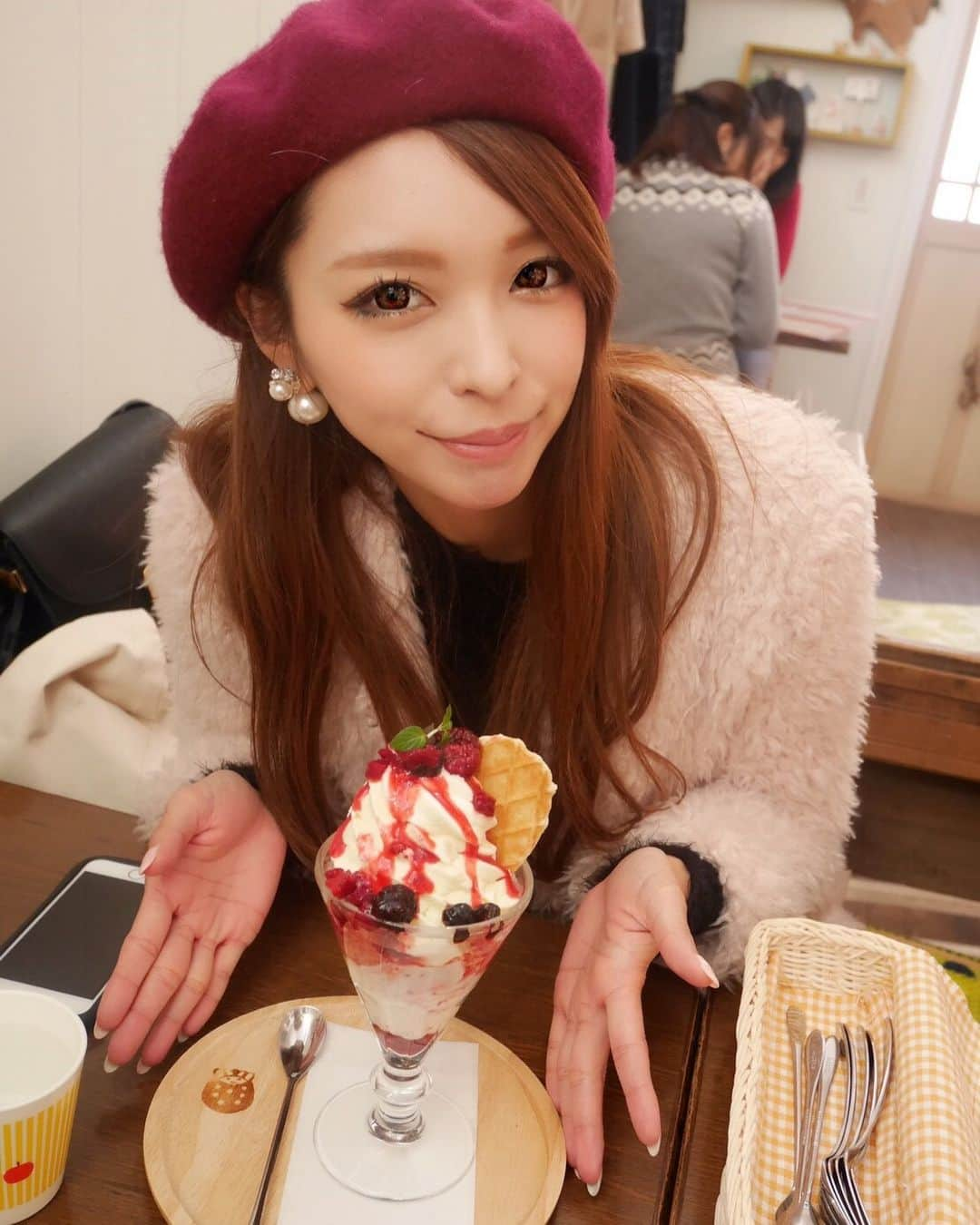 Hitomiさんのインスタグラム写真 - (HitomiInstagram)「🍨 . ここのパフェ美味しすぎ❤︎ 店内も可愛すぎるし、また行きたい☺️💕 . . . #てんとう虫カフェ #cyberjapan #cyberjapandancers #サイバージャパン #me #girl #japan #makeup #lips #japanesegirl #shooting #makeup #帽子 #ベレー帽」1月19日 18時41分 - hitomi_01270