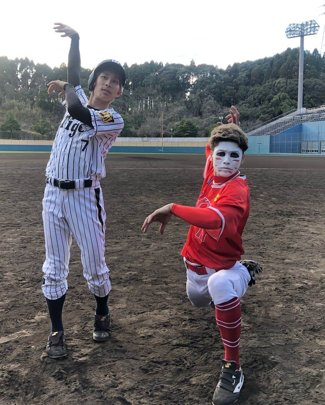 イッシーさんのインスタグラム写真 - (イッシーInstagram)「今年も毎年恒例のソフトバンクホークス 武田翔太選手主催の野球教室に行かせてもらって地元の中学生の皆さんと対決してきました😊🍊 皆さんと糸井フォロースルー⚾️ #Repost @shotatakeda18 with @get_repost ・・・ TAKESHOS⚾️ #takeshogram  #takeshos #大竹耕太郎  #横山弘樹  #ケムナ誠  #牧原大成  #松田遼馬  #長崎望未 #糸井嘉男 #樽美酒研二 #ウドントミカン #根のシン #清水一輝 #KEI」1月19日 18時47分 - mikankun141