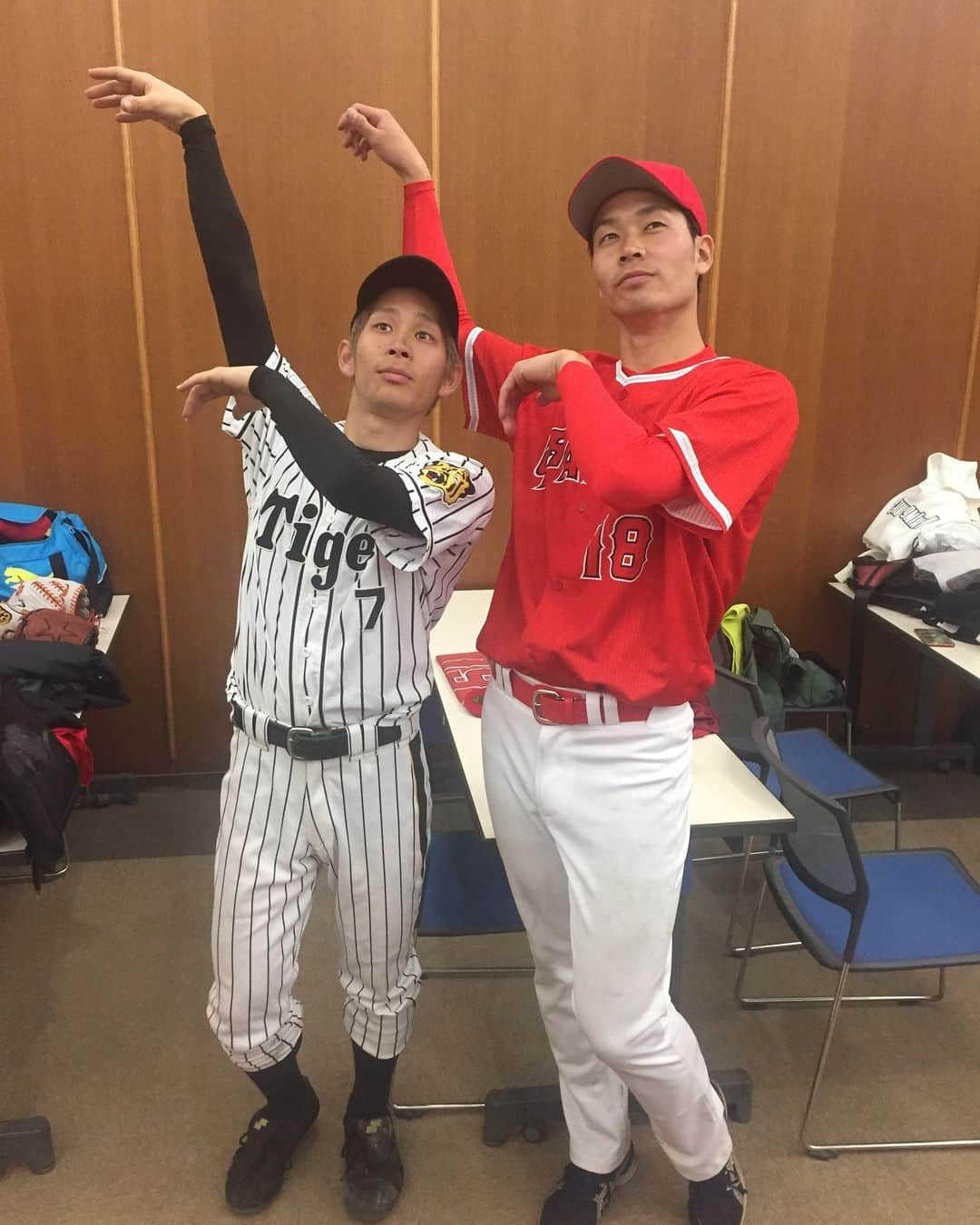 イッシーさんのインスタグラム写真 - (イッシーInstagram)「今年も毎年恒例のソフトバンクホークス 武田翔太選手主催の野球教室に行かせてもらって地元の中学生の皆さんと対決してきました😊🍊 皆さんと糸井フォロースルー⚾️ #Repost @shotatakeda18 with @get_repost ・・・ TAKESHOS⚾️ #takeshogram  #takeshos #大竹耕太郎  #横山弘樹  #ケムナ誠  #牧原大成  #松田遼馬  #長崎望未 #糸井嘉男 #樽美酒研二 #ウドントミカン #根のシン #清水一輝 #KEI」1月19日 18時47分 - mikankun141