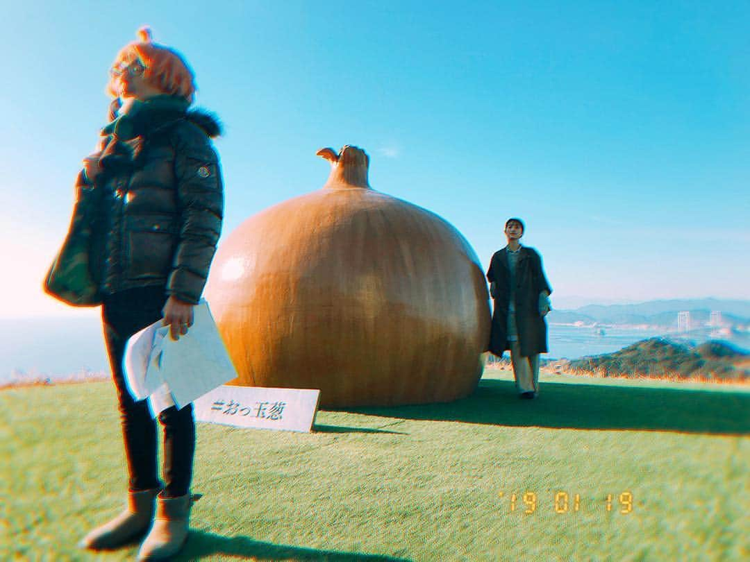 堀田茜さんのインスタグラム写真 - (堀田茜Instagram)「#おっ玉葱 #旅色 #淡路島  #スタッフさん玉葱頭 #シュール」1月19日 11時16分 - akanehotta