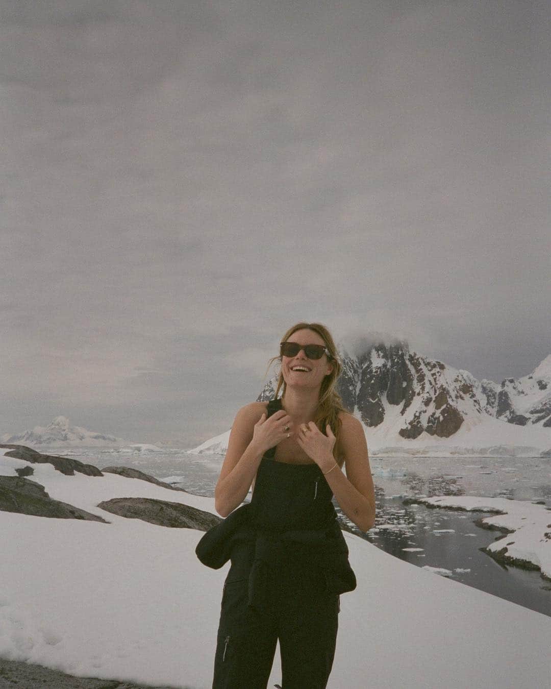 カミラ・ロウさんのインスタグラム写真 - (カミラ・ロウInstagram)「Antarctica on film 🐋 pt.2」1月19日 11時30分 - fingermonkey