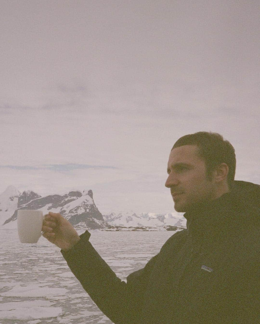 カミラ・ロウさんのインスタグラム写真 - (カミラ・ロウInstagram)「Antarctica on film 🐋 pt.2」1月19日 11時30分 - fingermonkey