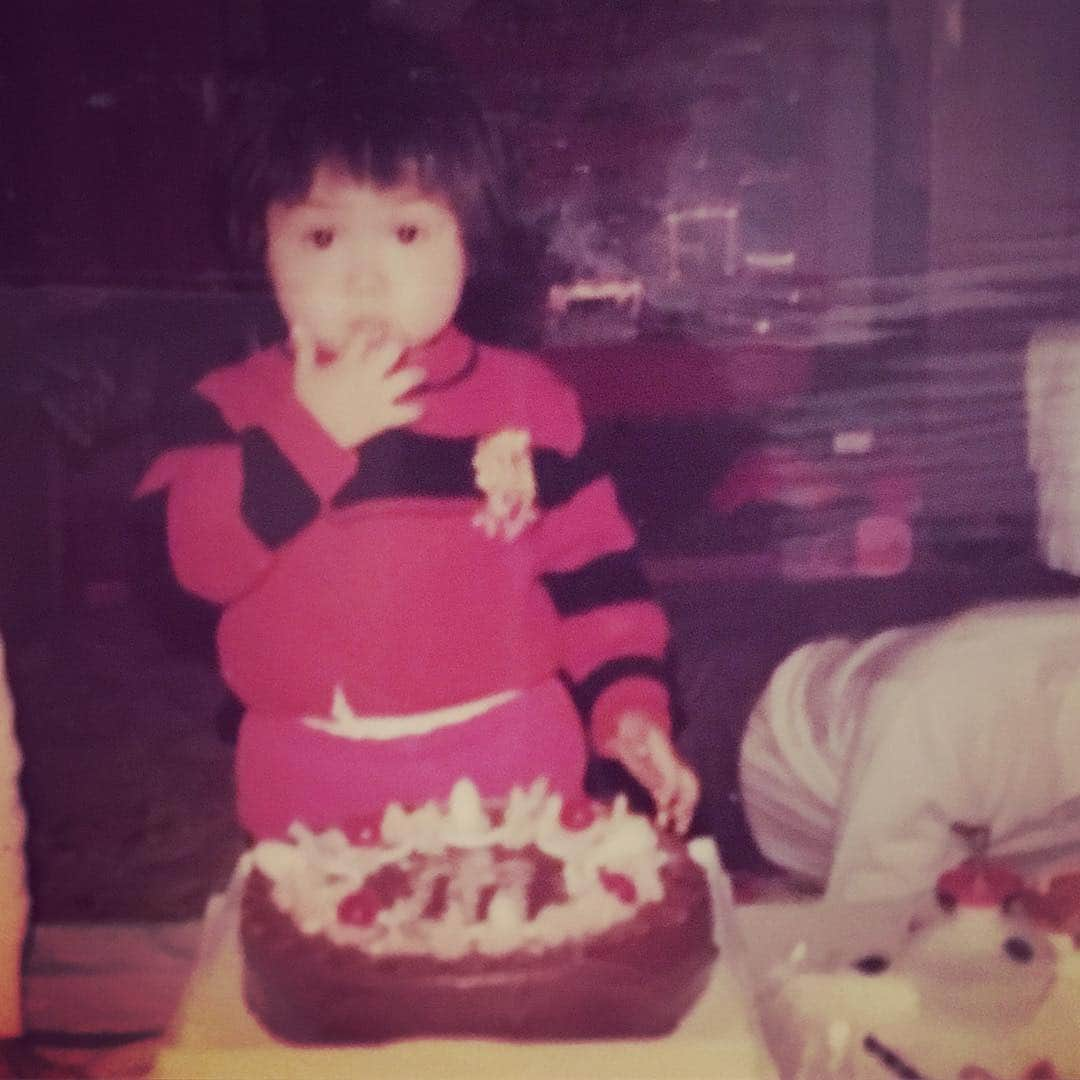 michi さんのインスタグラム写真 - (michi Instagram)「懐かしい写真出てきた！  子供の頃は何故か毎年誕生日はチョコレートケーキをリクエストしてたなぁ。。 何故だか生クリームが苦手で。  さ、2月9日の歌い始めライブB-FESまで後1ヶ月！  早くみんなに会いたいでーす！  待ってるよん。 『B-FES NATION SONIC vol.7 ～B-Girl's chocorate♡birthday 2019～』 好評を博しているB-FES、早くも7回目の開催決定！ B-Girl's三人揃って2月生まれということで、バースデー&バレンタインライブをお届けします♪ 【日付】2019年2月9日(土) 【会場】川口SHOCK-ON 【出演】美元智衣/ヤスミン/アツミサオリ 【時間】OPEN 18:00/ START 18:30 【チケット】前売り/￥3,500- 当日/￥4,000- ★チケット前売り予約★ チケットのご予約を ‭mail@saori-atsumi.com‬ にてメールでお承りいたします！ メールの件名に「2/9 B-FESライブチケット前売り予約希望」と記載して 1.お客様のお名前 2.チケット枚数 3.お客様のご連絡先（電話番号）  上記を明記して送信してください。折り返しご予約完了メールをお送りいたします。 ★チケット予約時のご注意★  1.予約後、キャンセルをされます場合は‭mail@saori-atsumi.com‬ までその旨をご連絡ください。 2.メール未着防止のため、パソコンからのメールのご予約をお勧めいたします。 3.ご予約メール送信後、 2日を経過しても返信がない場合、 メールのセキュリティ設定をご確認のうえ、  お手数でも再度送信いただきますようお願いいたします。  #子供の頃 #お腹パンパン#BFES #2月9日 #ヤスミン #アツミサオリ #美元智衣」1月19日 12時02分 - michi_jasmine