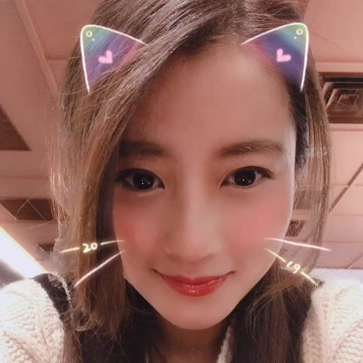 段文凝のインスタグラム：「こんにちは〜やっと週末❤︎ さて、私どこでランチしてるでしょう？(=^ェ^=) #お店暖かい #猫耳は正義 #ランチタイム」