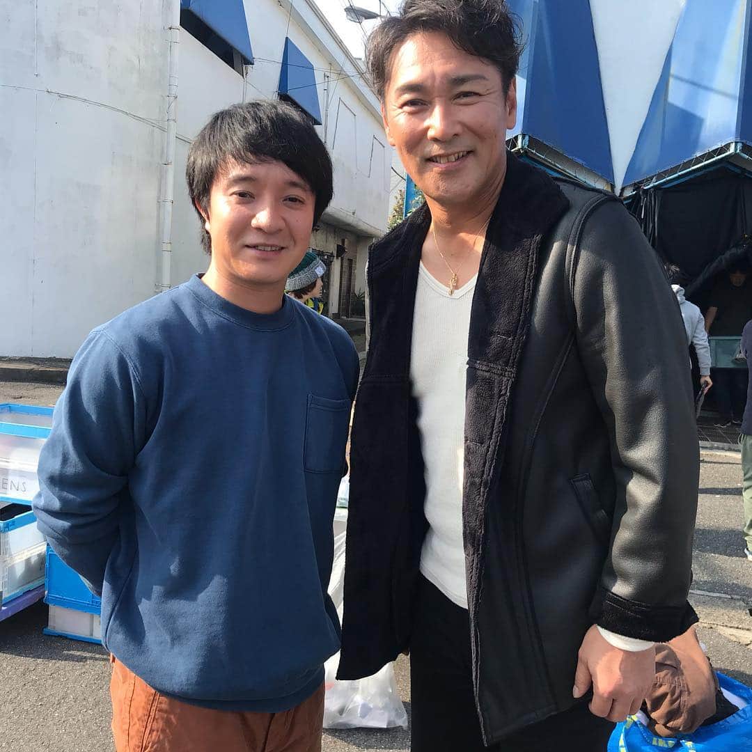 元木大介のインスタグラム：「昨夜の テレ東のドラマ 「フルーツ宅配便」 観ていただいた方いますかー なんと元木大介として、 フルーツ宅配便のドラマに 出演させていただきました⭐️ 記念に濱田岳さんと 撮らせていただきました これからは野球に集中して頑張ります 皆さんも来月はキャンプ見に来てくださいね #元木大介 #プロ野球 #野球 #読売ジャイアンツ #ジャイアンツ #巨人 #giants #baseball #テレビ東京 #フルーツ宅配便 #濱田岳 さん」