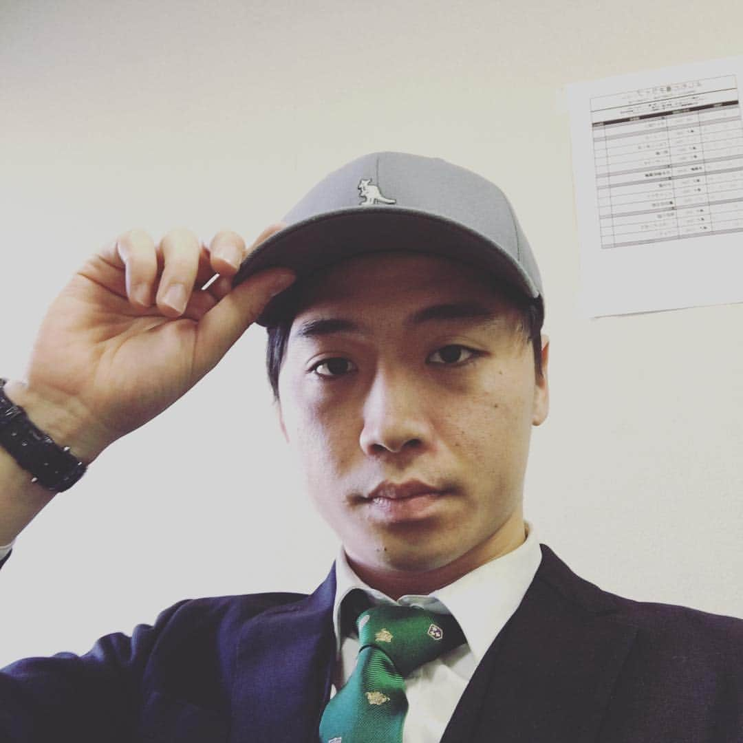 新山士彦さんのインスタグラム写真 - (新山士彦Instagram)「チケよし×とか△とか○とか目まぐるしく動いてます。絶対に取れるタイミングあるので、ぜひ来ていただきたいです！写真はメジャー入団会見時の野球選手のモノマネです。」1月19日 14時02分 - sayaka_no_niiyan