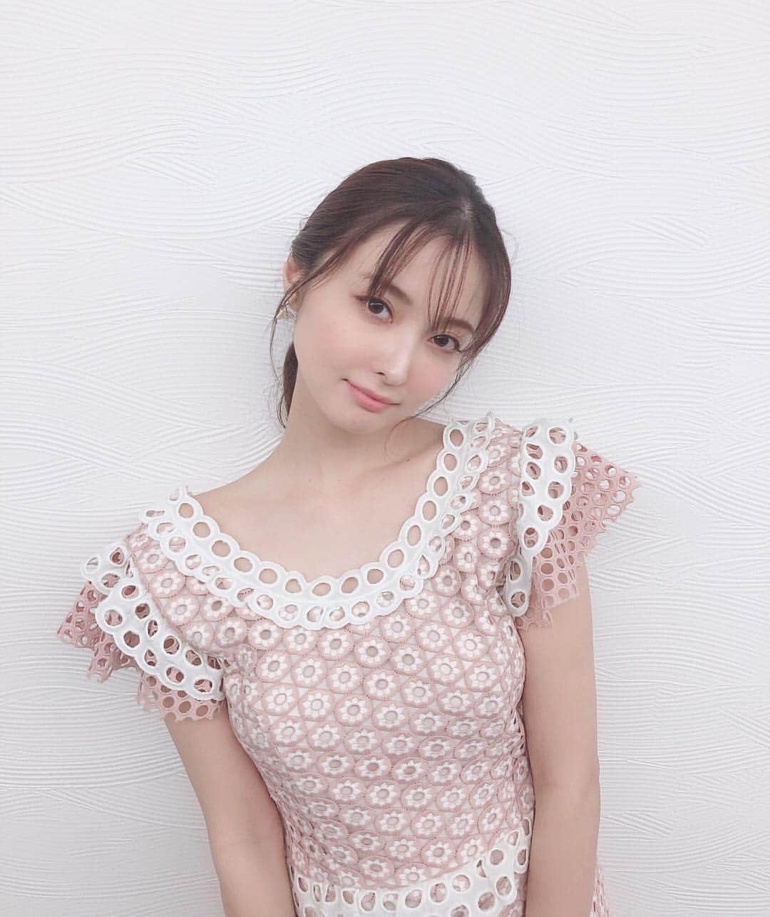 大石絵理のインスタグラム：「今日の陸海空の衣装です、 たまにはピンクもね🍒」