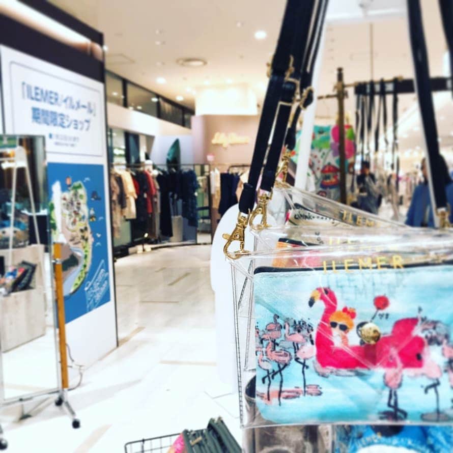 のインスタグラム：「折り返し❗POPUPSHOPin博多阪急❤️ 3階で初の開催です✨✨ 遊びに来て下さいね～(^^) * * #イルメール#ilemer#イーマリーちゃん #バッグ#お財布ポシェット#お財布 #ポシェット#ニミバッグ#フラミンゴ柄 #着ぐるみアートセピア#カーキカラー #イーマリーちゃん着ぐるみ #ヴィンテージ#ファッション #コーデ#フォトジェニック#博多 #博多阪急#福岡#期間限定ショップ #ポップアップショップ#スタジオアタオ」