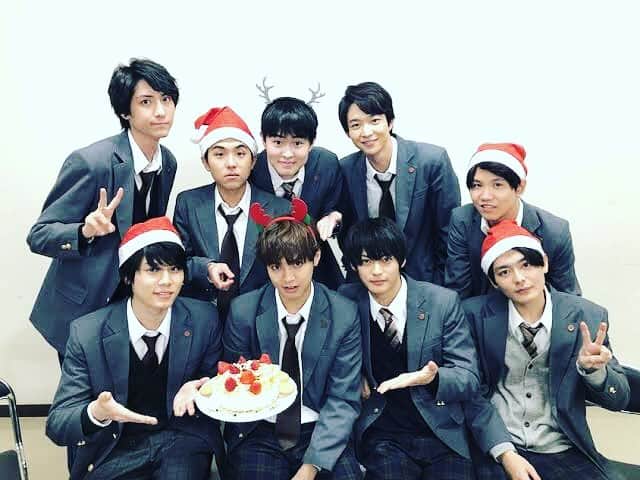 俳優ファンアカウントのインスタグラム：「3年A組 #クリスマス #3年a組 #3年a組今から皆さんは人質です #さんえー #かたよせりょうた #片寄涼太 #かっこいい #今田美桜 #川栄李奈 #永野芽郁 #上白石萌歌 #日曜10時 #毎週日曜はゾクゾクの日」