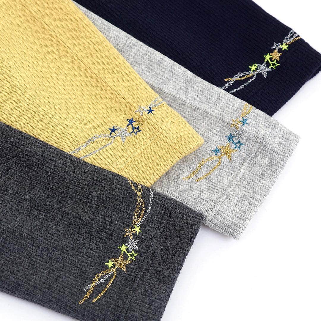 marbleSUD(マーブルシュッド) のインスタグラム：「袖口には流れ星をイメージしたブレスレットの刺繍がキラリ。 ニットのインナーとしても、一枚でも◎リブのタートルネックが人気です。 ・ #marblesud #マーブルシュッド #新作 #ファッション #ベーシック #大人カジュアル #ブレスレット #コーデ #刺繍 #星」
