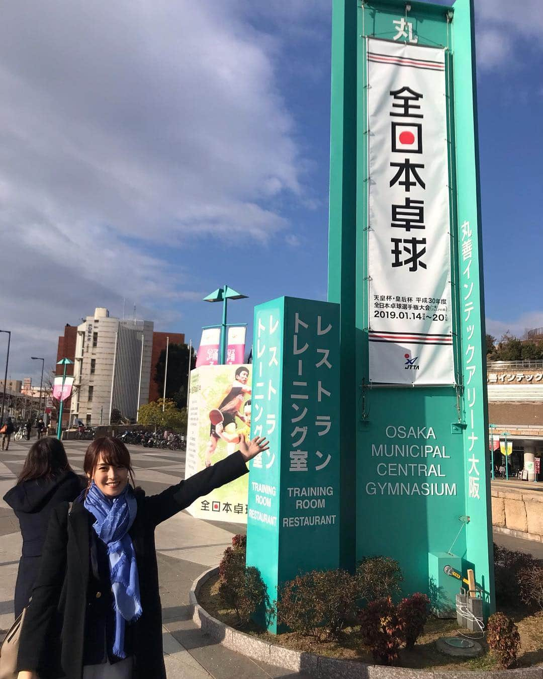 鷲見玲奈さんのインスタグラム写真 - (鷲見玲奈Instagram)「. 昨日から全日本卓球選手権の取材に来ています！ 女子は、石川佳純選手や平野美宇選手が敗れるなど波乱の展開の中、今日はニューヒロインが登場しました✨ . 一方の男子は、連覇のかかる張本智和選手、10度目の優勝を目指す水谷隼選手など、こちらも目が離せません🏓 今夜のスポーツウォッチャーでお伝えします！ お見逃しなく😊 . . #全日本卓球選手権 #卓球 #tabletennis #取材」1月19日 16時11分 - sumi__reina