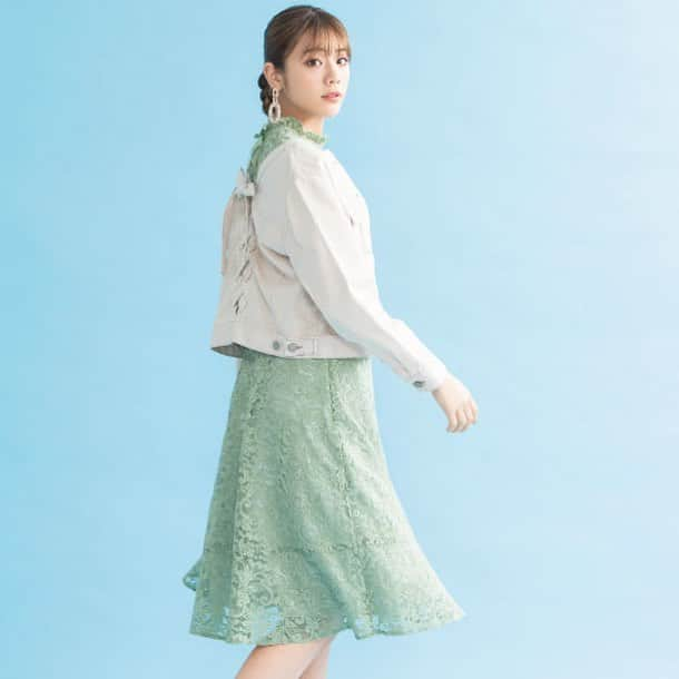 JILL by JILLSTUARTさんのインスタグラム写真 - (JILL by JILLSTUARTInstagram)「. SPRING DRESS ...💚 . #ジルバイ 新作フレアシルエットドレス👗  首元とウエストのライン、 さらにバックにあしらった微配色リボンがポイントに... . 丈も短すぎず長すぎないミディ丈で品が良く、パーティーシーンなどにもピッタリです。 . ———————————————— ✔︎ レイシーミディドレス ✔︎ 125-9140025 ✔︎ COLOR：Black / Pink / Green ✔︎ ¥15,200 + tax ✔︎ 1/19(土)より入荷次第順次発売 . ※店舗や通販サイトによって発売日が前後致します。 詳しくはお近くの店舗までお問い合わせ下さい。 ※撮影状況や光の当たり具合により色味が実物と異なる場合がございます。予めご了承ください。 ———————————————— #jillbyjillstuart  #2019ss #spring #ドレス #リボンディテール #バックコンシャス #newarrival #ジルバイ #ジルバイジルスチュアート @jillbyjillstuart_style」1月19日 16時19分 - jillbyjillstuart_official