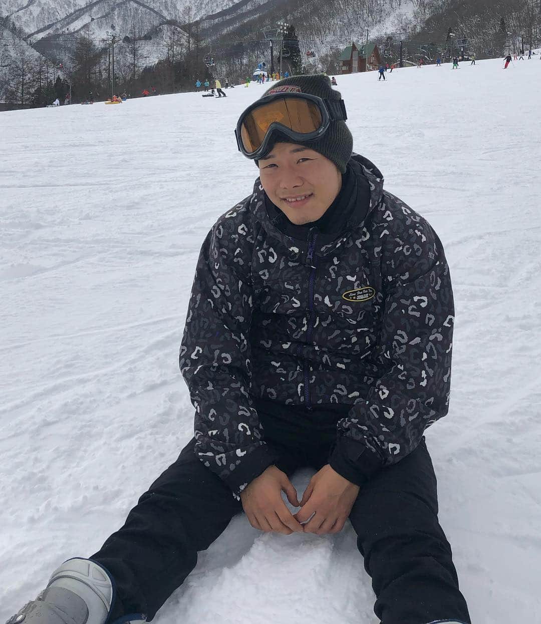 亀田和毅さんのインスタグラム写真 - (亀田和毅Instagram)「今日は奥さんと初のスキーをしに白馬五竜に行ってきた。ずっと前から行きたくて今日ついにこれた。今回はスノーボードとスキーをやってきた！テレビで見てたら簡単そうにしてるのにめちゃ難しかった。ちょっとしかしてないのに結構疲れた。最後はスキーにKO負け笑 でもめちゃ楽しかった^_^ また行きたいな〜  #初 #スキー #スノーボード #白馬五竜スキー場 #いい思い出 #雪 #いっぱい #亀田和毅」1月19日 16時36分 - tomokikameda
