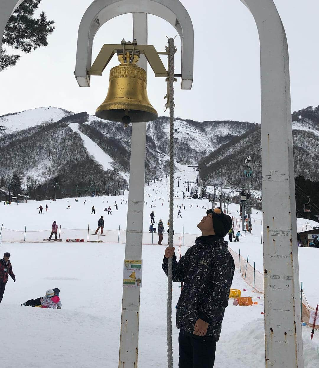 亀田和毅さんのインスタグラム写真 - (亀田和毅Instagram)「今日は奥さんと初のスキーをしに白馬五竜に行ってきた。ずっと前から行きたくて今日ついにこれた。今回はスノーボードとスキーをやってきた！テレビで見てたら簡単そうにしてるのにめちゃ難しかった。ちょっとしかしてないのに結構疲れた。最後はスキーにKO負け笑 でもめちゃ楽しかった^_^ また行きたいな〜  #初 #スキー #スノーボード #白馬五竜スキー場 #いい思い出 #雪 #いっぱい #亀田和毅」1月19日 16時36分 - tomokikameda