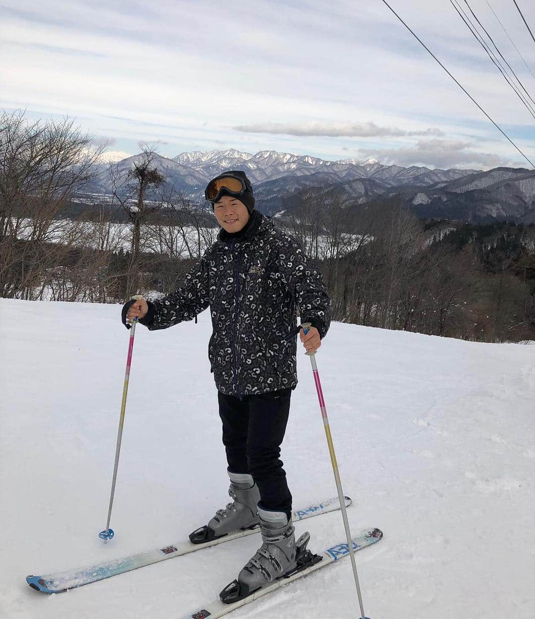 のインスタグラム：「今日は奥さんと初のスキーをしに白馬五竜に行ってきた。ずっと前から行きたくて今日ついにこれた。今回はスノーボードとスキーをやってきた！テレビで見てたら簡単そうにしてるのにめちゃ難しかった。ちょっとしかしてないのに結構疲れた。最後はスキーにKO負け笑 でもめちゃ楽しかった^_^ また行きたいな〜  #初 #スキー #スノーボード #白馬五竜スキー場 #いい思い出 #雪 #いっぱい #亀田和毅」