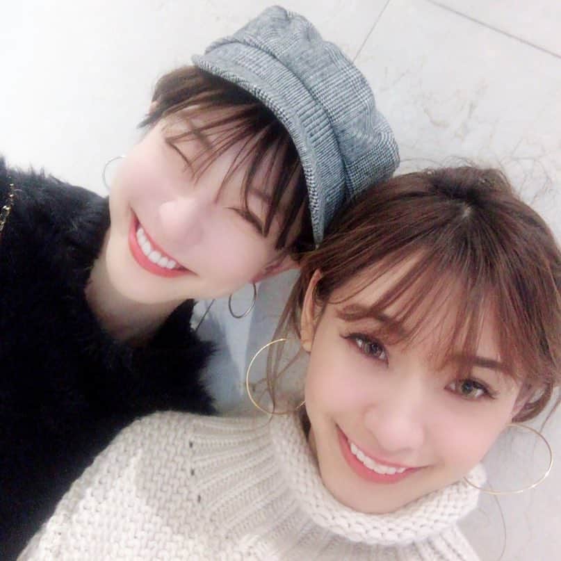 YUKKOのインスタグラム：「この帽子買おうかめっちゃ悩んでたら三女が1000円出してくれた(*´꒳`*)だから買った(*´꒳`*) うれひい(*´꒳`*) #sister#姉妹#zara」