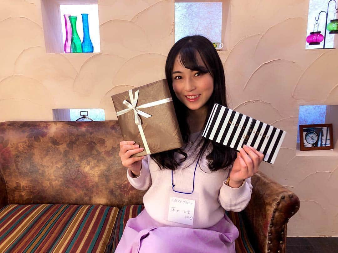 薄井しお里さんのインスタグラム写真 - (薄井しお里Instagram)「棚からぼたもち。 いつもは撮影される側なのに、撮影会の受付のお手伝いしていたら、タレントちゃんのファンの方から差し入れを頂きました♡ ・ さらに！！ my ファン がはるばる差し入れのために来てくださいまして、お米とお酒を置いていかれました😟😟😟 奉納？🧐♡ ・ #名札見て  #ピンクコーデ #大久保 #新大久保 #酒好き #米好き #米大好き  #撮影会 #はなまる撮影会 #グラビア #sexy #cute #섹시 #귀여운 #可爱的 #黒髪ロング  #色白 #むんにゅり #软 #부드러운 #撮影会 #撮影 #タレント #巻き髪 #巻き髪ロング #フォロワー増やしたい」1月19日 16時59分 - shiori.uuu