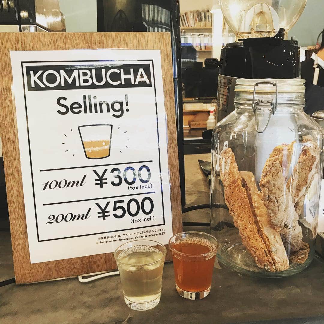 のインスタグラム：「【鎌倉にて奇跡のタイミングでコンブチャ✨】 今朝、ふとマウイで毎日のように飲んでいたKOMBUCHAが飲みたくなって自分でも作りたいなとネットで検索していたのですが、鎌倉での打合せの後に「美絵ちゃん、コンブチャ好き？」となんというタイミングの質問✨✨✨ 由比ヶ浜のHOUSEで、 コンブチャのスペシャリストKimiさんが作る様々なフレーバーのコンブチャが味わえるとのことで、久々にお邪魔しました☆ 都内からも飲みに来る人がいらっしゃるほどの人気なのだそう🍀✨ オリジナルとレモンジンジャーを飲み比べ。とても優しくて美味しい♪ レモンジンジャーはまるでハニーレモンのよう🍋ちょうど仕込中でしたが、煎茶フレーバーもあるそうで！  美味しい発酵ドリンク。 毎日続けて飲みたいな❤︎ HOUSEは、鎌倉を拠点に葉山や逗子、さらに全国で活躍されている不動産・建築家・まちづくり・空き家再生のenjoyeorksがやっているので、店内の床や壁のタイルがお家作りのヒントになっていて面白い✨✨✨ 床から天井、隅から隅までキョロキョロ眺めながらのコンブチャタイムでした🍀  #鎌倉 #由比ヶ浜 #HOUSE #Kamakura #KOMBUCHA #コンブチャ #発酵ドリンク #面白い不動産屋さん #enjoyworks #フードマエストロ #foodmaestro #ツタエルヒト。」