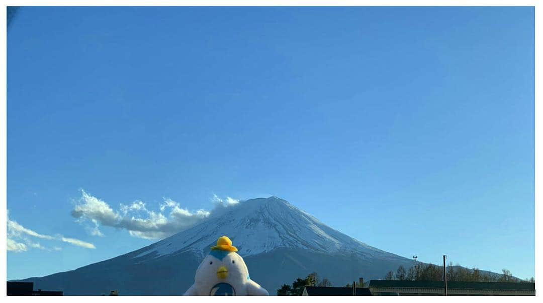 DeNAトラベルさんのインスタグラム写真 - (DeNAトラベルInstagram)「富士山に行ったよ～～﻿ 冬の澄んだ空気が心地いいんだ～～﻿ ﻿ ◇◇◇◇◇◇◇◇◇◇ ﻿ ﻿ 現在エアトリのアカウントでは「#エアトリさんの旅行日記」をテーマに「思わず旅に出たくなるステキな写真」をご紹介しています。 【ステキなお写真募集中！】 #エアトリさんの旅行日記 での投稿お待ちしております。厳選して紹介させていただきます。﻿ ﻿ #エアトリ #AirTrip #新キャラ #エアトリさん #エアトリさんの旅行日記 #旅行 #一人旅 #旅行好きな人と繋がりたい#写真好きな人と繋がりたい #enjoyjapan #lifeinjapan #amazingjapan #explorejapan #japantravel #japan_vacations #japantravel #japantrip #japan #japan_night_view#ptk_japan #wu_japan #wp_japan #phos_japan#toytravel #toytraveler #traveltoy　#fujisan #fujisan🗻」1月19日 17時29分 - airtrip_pr