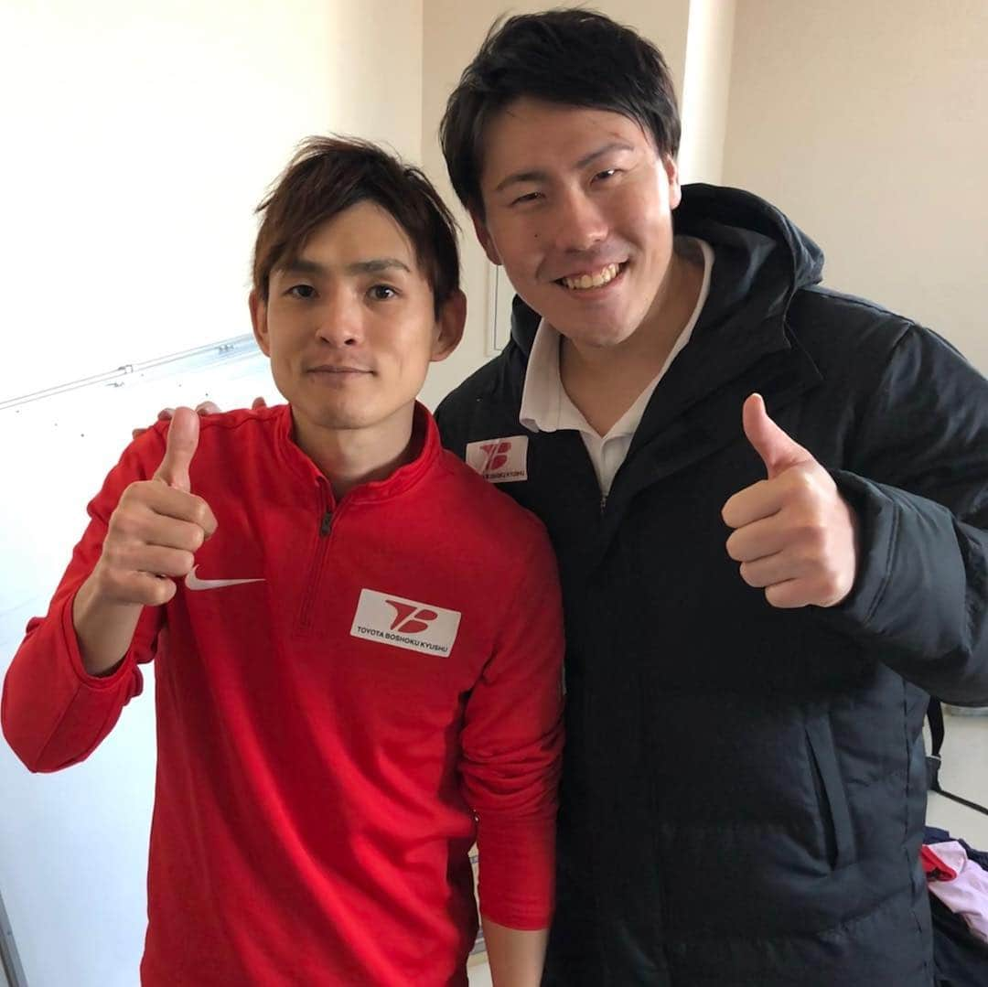 酒井翔一朗さんのインスタグラム写真 - (酒井翔一朗Instagram)「試合結果  VS琉球コラソン 28-22  VS湧永製薬 27-23  地元佐賀県神埼市で行われたホーム戦はみなさんの熱い応援のおかげで2試合とも勝利することができました🏅 ありがとうございました！！✨ また、今シーズンで引退を発表されたNo.4 上田 宏紀選手、No.18藤本 拓選手、No.19鈴木 済選手、今まで本当にお疲れ様でした！！😭 このベテランの3人はいつも暖かくチームを見守ってくれていて、頼りになる存在でした！ 感謝の気持ちでいっぱいです！ 本当にありがとうございました！！😊 これからは僕たちの世代がチームを引っ張っていくので応援していて下さい！ 残りの試合もチーム一丸になって頑張っていきましょう！！！✨ #佐賀#神埼#ハンドボール#実業団#オリンピック#広島#湧永製薬#紡織#レッドトルネード#プロテイン」2月17日 22時08分 - shouichirou_sakai22