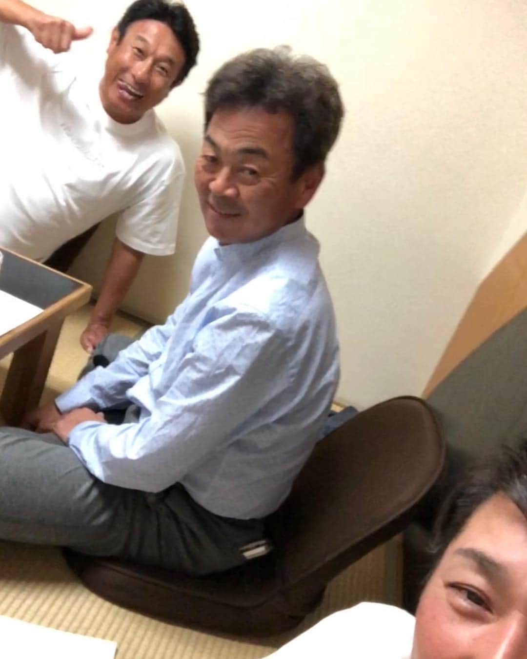 元木大介のインスタグラム：「今日は沖縄で初めての休み前…^_^ ゆっくり食事して野球の話してます！ 話しの内容は内緒🤫 宮本コーチ水野コーチ相川コーチと #元木大介 #プロ野球 #野球 #読売ジャイアンツ #ジャイアンツ #巨人 #giants #baseball #沖縄キャンプ #ジャイアンツキャンプ #沖縄セルラースタジアム那覇 #宮本コーチ #水野コーチ #相川コーチ」