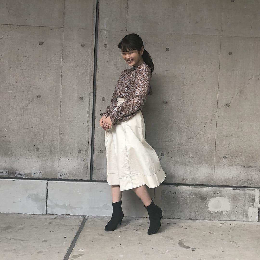 渋谷凪咲さんのインスタグラム写真 - (渋谷凪咲Instagram)「今日の #ナギッション 📷 . ブラウンのシャツで落ち着いた感じにしました🍂 . . ４枚目からは、写真を撮っていると、強風が 吹いてきちゃいました☺️笑 . . tops #andemiu skirt #andemiu . #ootd #私服」2月17日 21時17分 - nagisa_nikoniko