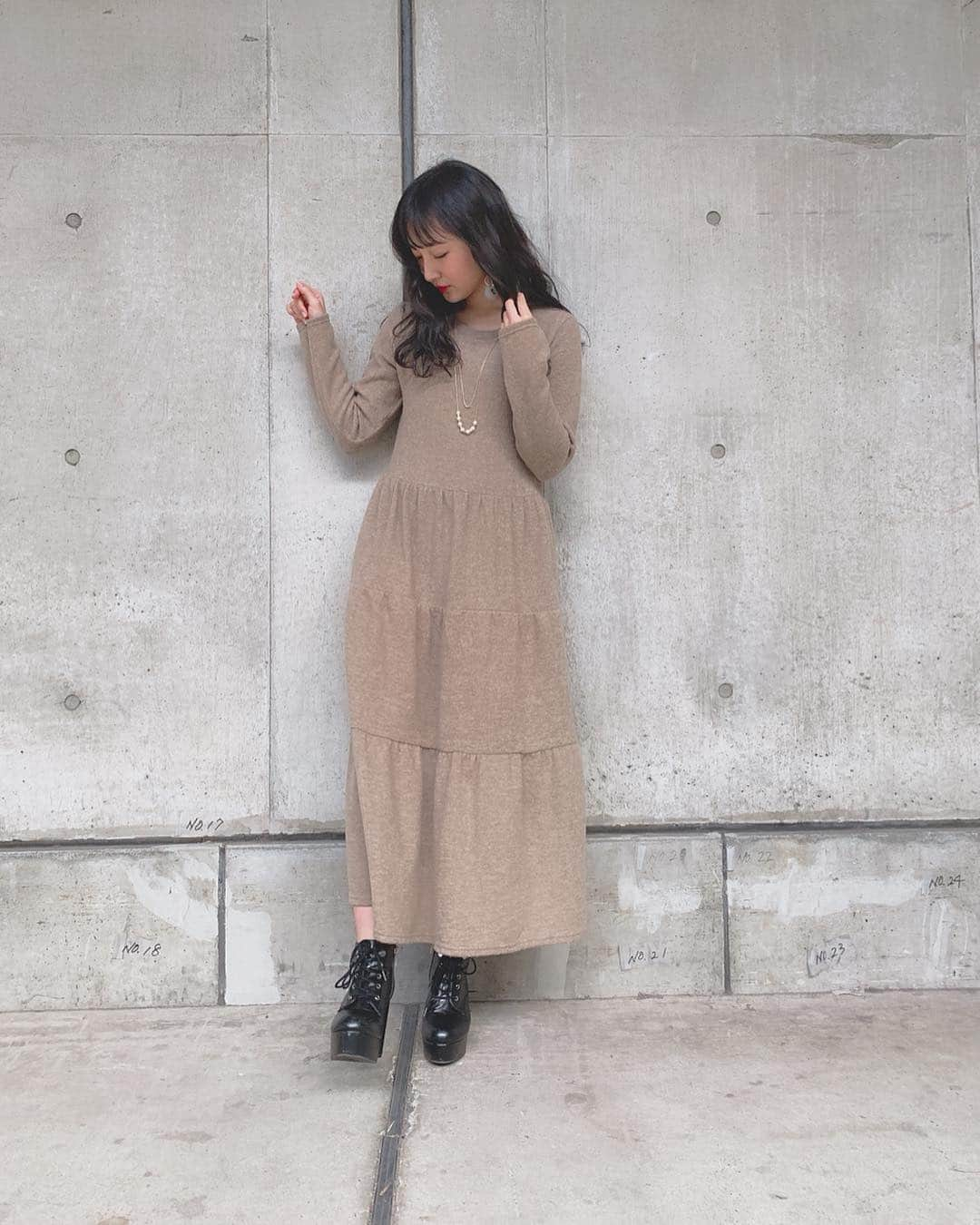 山本彩加さんのインスタグラム写真 - (山本彩加Instagram)「私服ーーー♥♥ . . . 今日はラフなワンピ♡ アクセもいろいろ付けてみたっ！！ . #ワンカラーコーデ #ワントーンコーデ  #ロングワンピース  #ブラウンワンピース  #やんコーデ #ウェーブ巻 #ヘアアレンジ」2月17日 21時26分 - ayaka48_yanyan