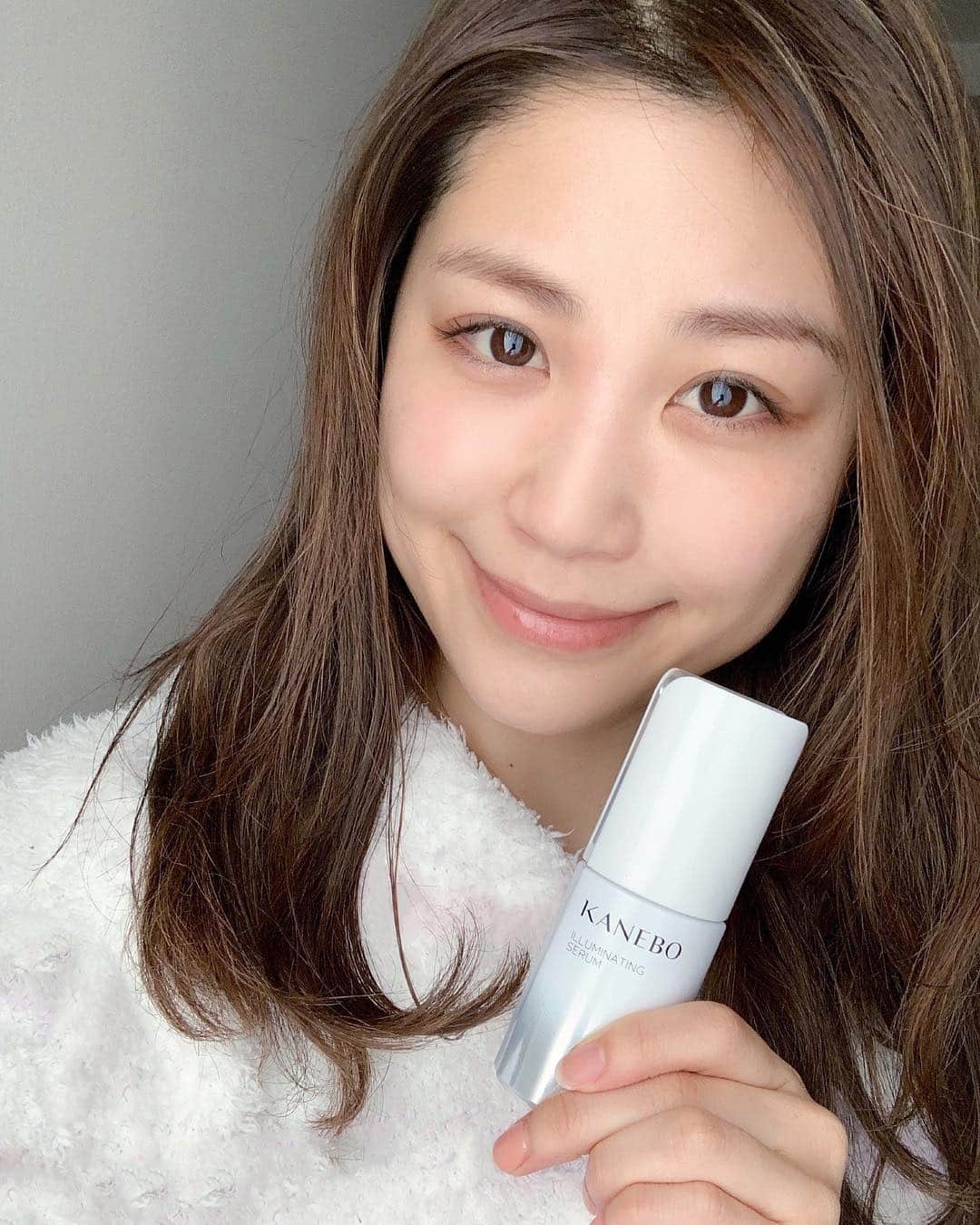 斎藤めぐみのインスタグラム：「カネボウの新作美容液﻿ 「イルミネイティングセラム」✨﻿ 使用してから4週間が経ちました。﻿ ﻿ メキシコのビーチで強い紫外線を浴びたのに、﻿ この美白美容液のおかげか日焼けが気にならない😊✨﻿ 保湿効果も高く、肌の潤い持続力が良くなったように思います☺️﻿ ﻿ 美白と保湿のケアが同時にできるし、﻿ これからも継続して使用していきたい美容液の１つになりました💓﻿ ﻿ 30ml ¥13,500+tax﻿ 2019年3月8日発売﻿ ﻿@kanebooficial ﻿﻿ ﻿ マキア編集部様よりご提供いただきました。﻿ ﻿ #kanebogloeal#illuminating#serum#brightening#skincare#beauty#kanebo#マキア_イルミネイティングセラム#イルミネイティングセラム#光が駆けめぐる肌#ツヤ肌#透明感#美白#美容液#カネボウ#スキンケア」