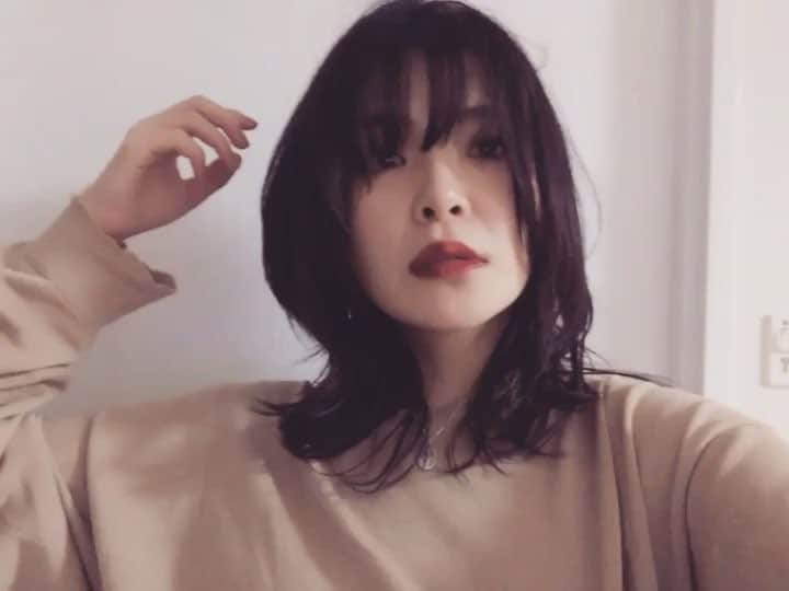 のインスタグラム：「伸びたなー。 嬉しいなー。 ウルフにしてもらってるので、後ろの一番長い髪をストレートにしたら胸くらいあるはずー。 _ 前髪も横わけにも出来るように長めに切ってもらって大満足。 _ @achi1029 ちゃんに感謝感激🙏🏻 _ #美容院帰りの仕上がりにしたいのに #なかなか自分では上手く出来ない件 #髪を伸ばすようになり #美容院行くのを忘れてしまう #2ヶ月くらい経って #自分の毛の増量具合に気づく #女子力あげてこ自分 #ウルフ #レイヤー」