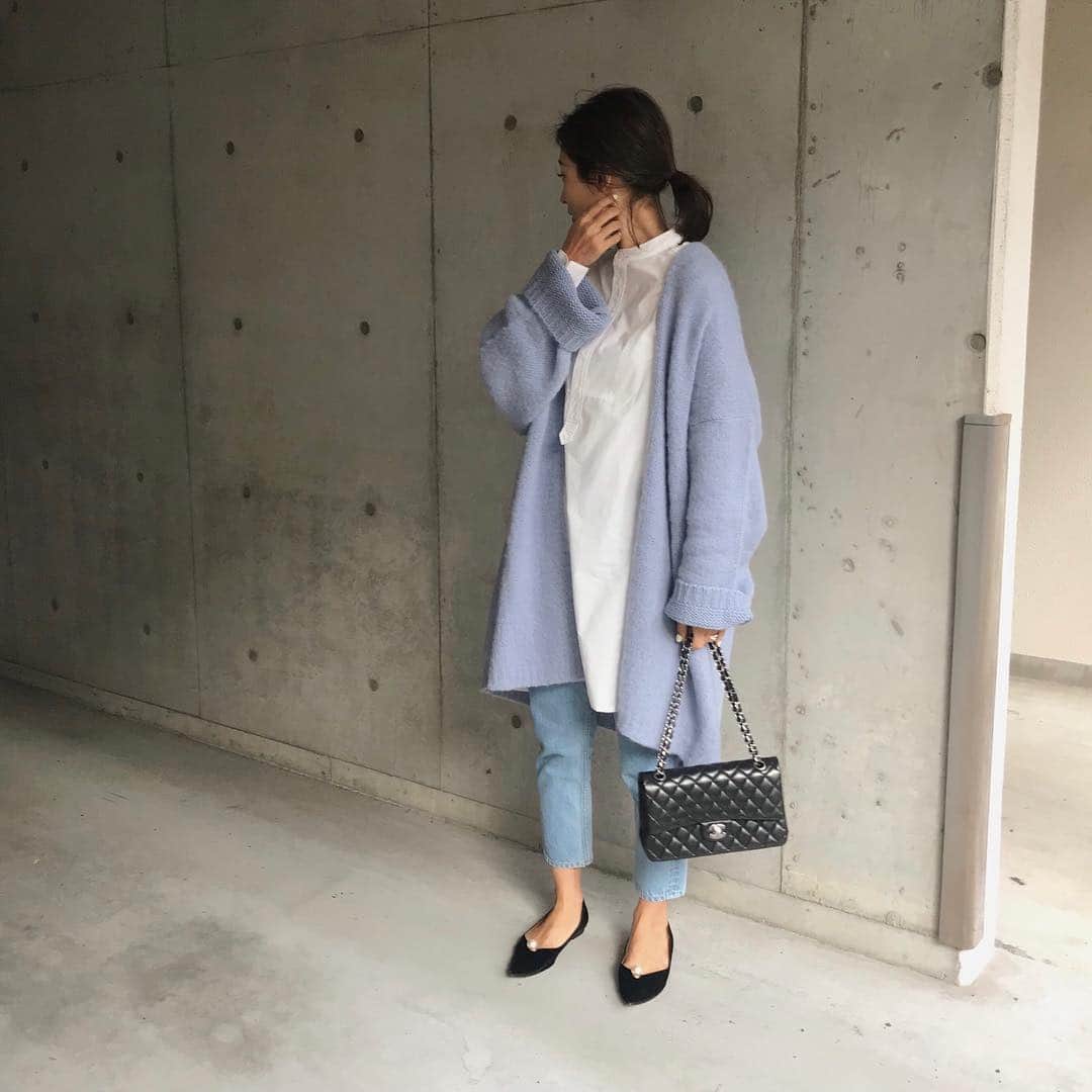 Hiromi Ｍaedaさんのインスタグラム写真 - (Hiromi ＭaedaInstagram)「#outfit 車移動のため薄着💭 ・ そろそろカラーものが気になる◟́◞̀💙 ・ ・ ・ outer #ella_selectshop_ tops,denim #normbyhiron shoes #ohga」2月17日 21時46分 - hiron953