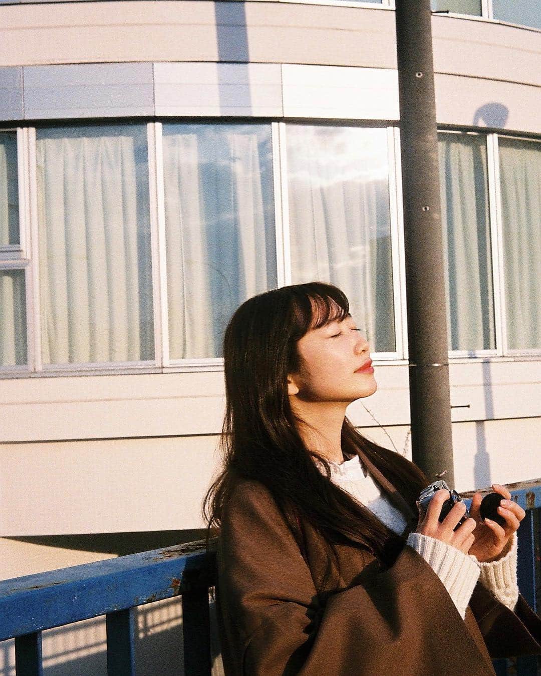 岡本夏美さんのインスタグラム写真 - (岡本夏美Instagram)「今日、日曜日か。 全然気づかなかった。では。  #film  #📸しんゆうかめら  お久しぶり  #natsufilm  コート @17kg_official」2月17日 13時19分 - okamoto_natsumi