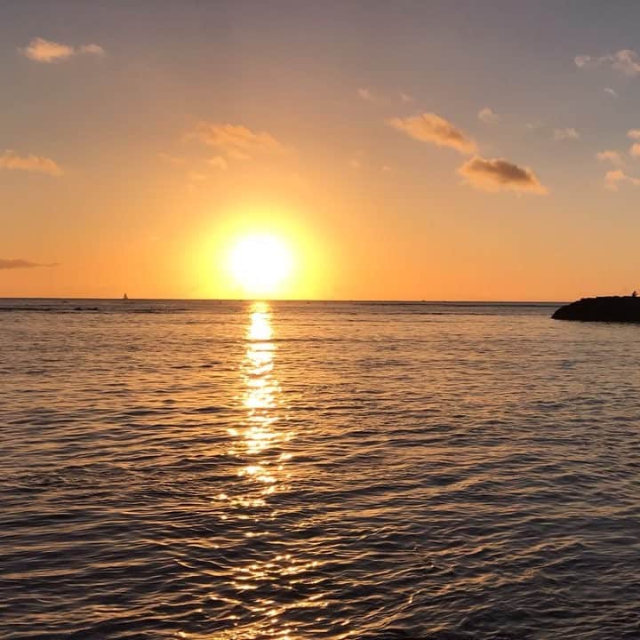 のインスタグラム：「Hawaii Sunset 🌅  #hawaii #waikiki #sunset #iphonecamera #ハワイ #夕日 #ワイキキ #幻想的 #今日もお疲れ様でした」