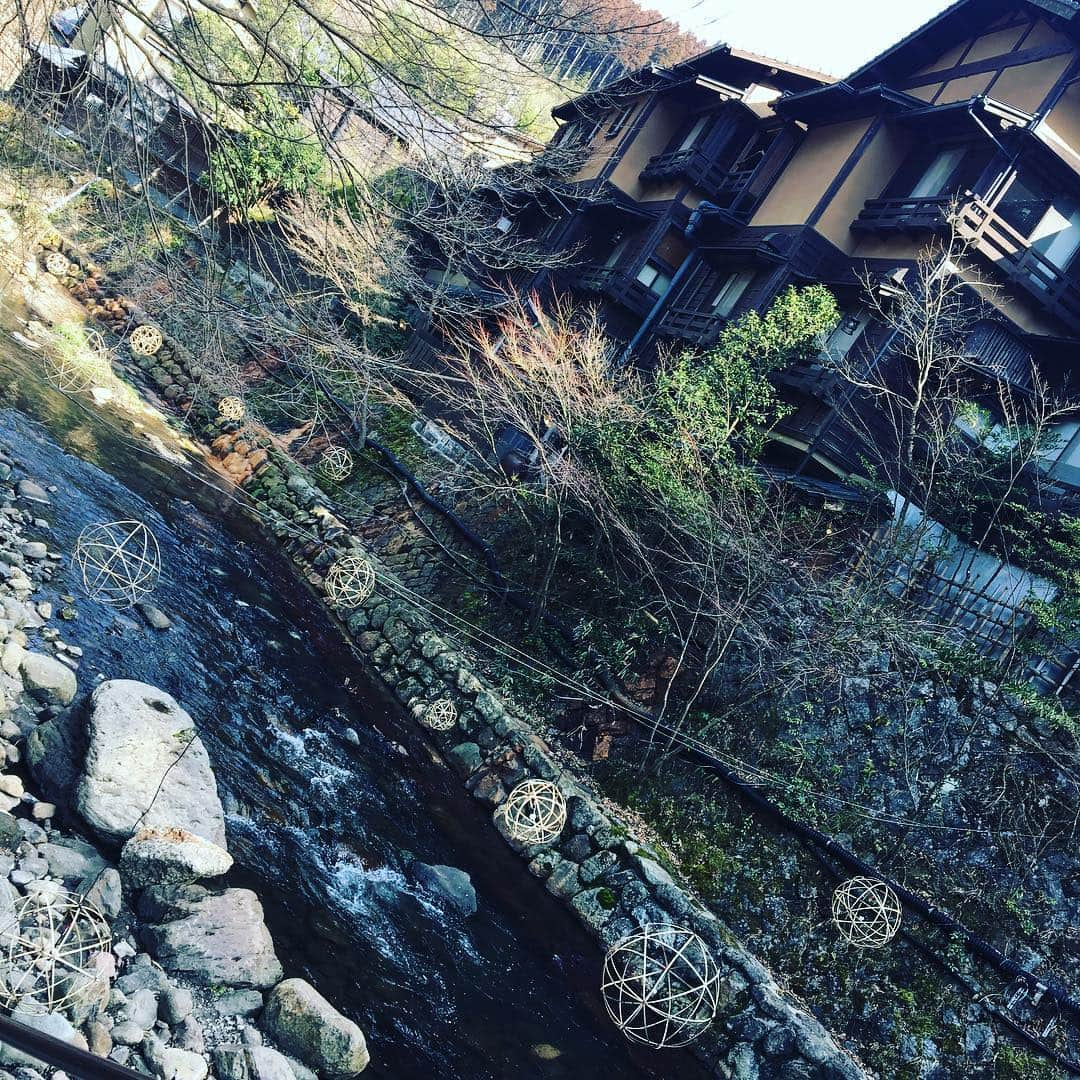 細野かおりのインスタグラム：「一人温泉ぶらり旅。  浸かって歩いて浸かって歩いて  ひたすら食べ歩く。」