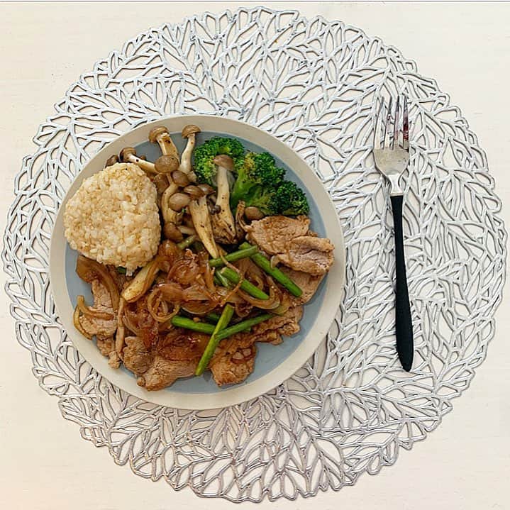 さーたんさんのインスタグラム写真 - (さーたんInstagram)「* * * お昼ごはーん👩‍🍳🍳✨ * 豚ヒレの生姜焼き❤️ レシピはLINE@で公開中📱✨ * * * LINE@でダイエット情報無料配信してます📱 👉【 @qff2093f 】をLINEで検索してね✨ * 3月31日の大会まで減量中🐷 さちと減量するよー🙋‍♀️って方は ハッシュタグ 👉 #さーたんと減量  をつけて投稿してね🌈❤️ 時間がある時にさちもチェックしにいくよ😉✨ 皆で頑張ろう💪🔥 * #さーたんの筋肉飯🍖  #ダイエット #diet #減量 #ボディメイク #トレーニング #筋肉 #筋トレ #筋トレ女子 #筋肉女子 #ジム #フィットネス #ヒップ #お尻 #腹筋 #背中 #ビフォーアフター #筋トレ女子 #トレーニー #減量 #ダイエット #食べて痩せる #バルクアップ #ダイエットメニュー #減量食 #焼き芋 #さつまいも #SSA #サマスタ #サマースタイルアワード #ベストボディジャパン」2月17日 15時05分 - saachi_10