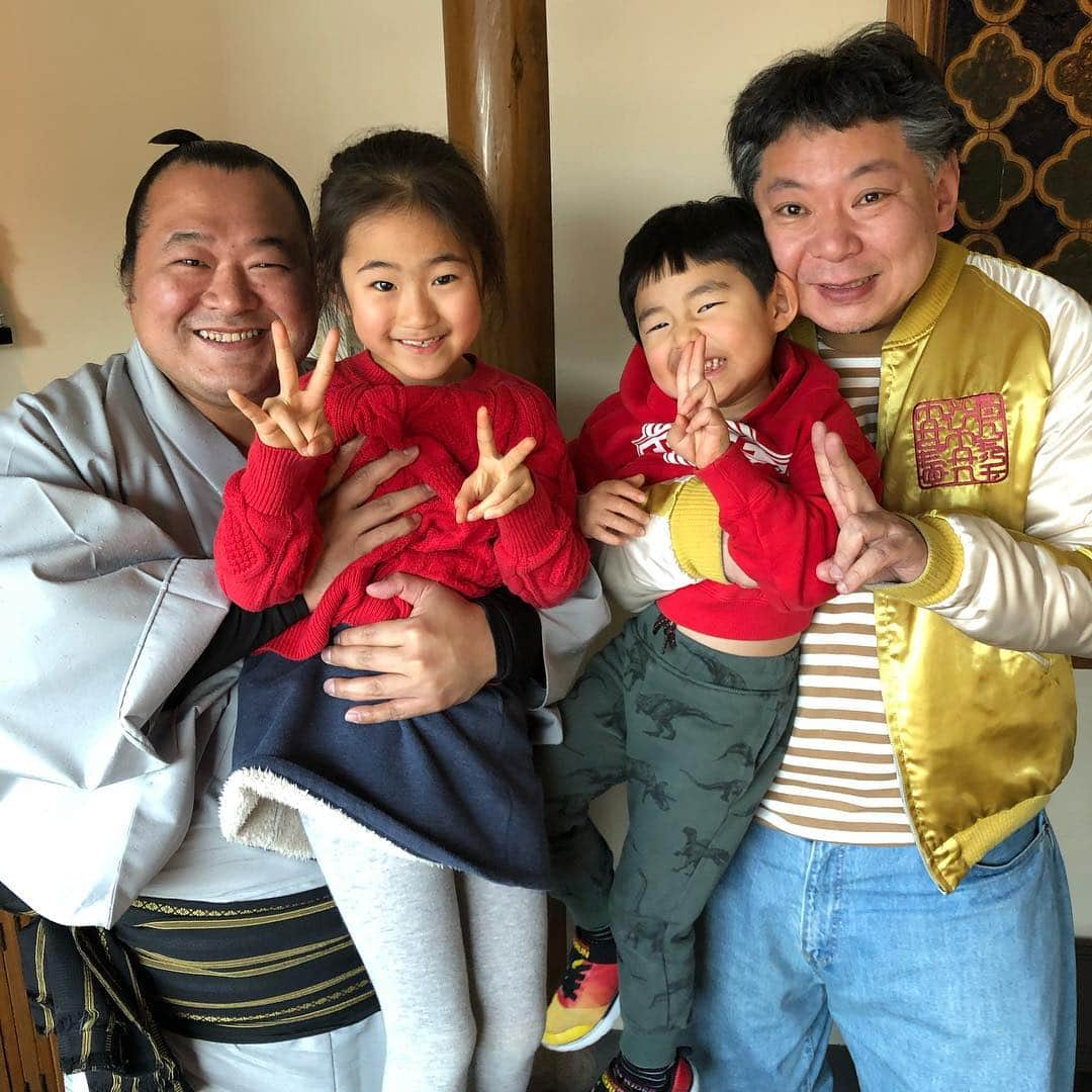 豊ノ島大樹さんのインスタグラム写真 - (豊ノ島大樹Instagram)「今日は娘のお見合い😁 うちの子は将来鈴木にします😉 これからは花嫁修行させよう👰笑  #豊ノ島 #鈴木おさむさん #お見合い #鈴木」2月17日 15時33分 - toyonoshima_daiki