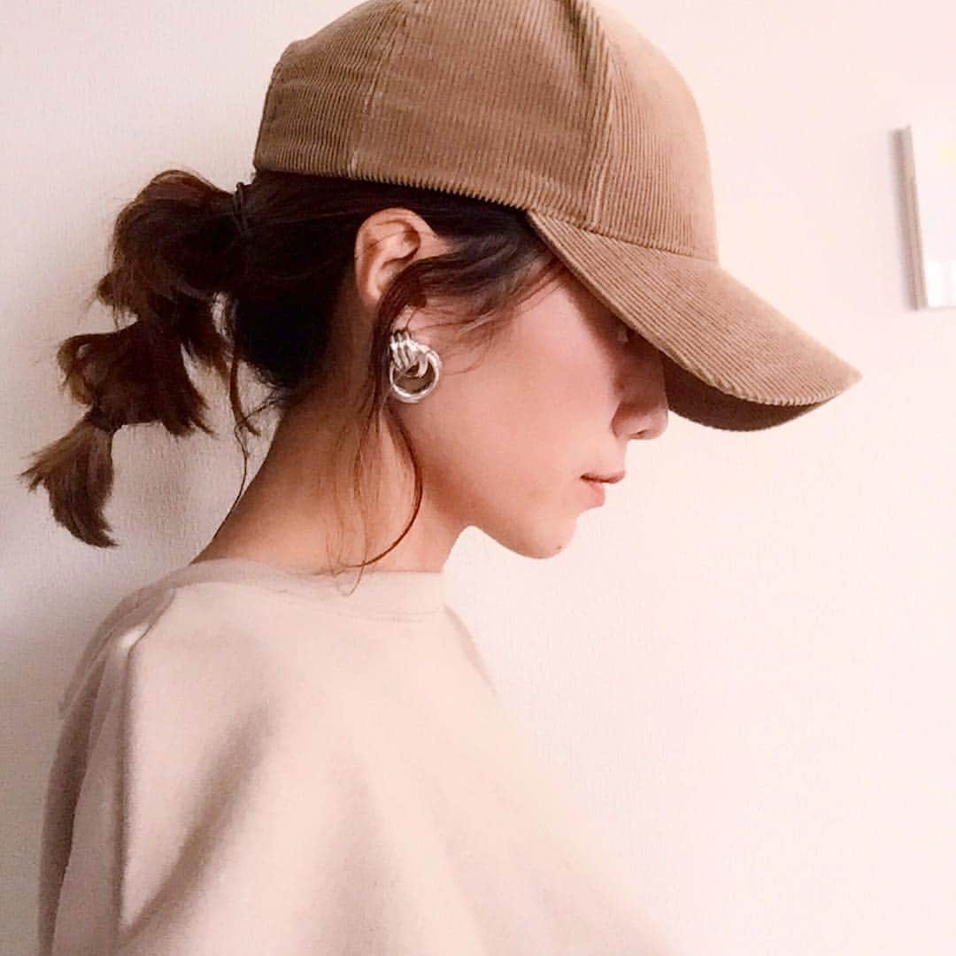 のインスタグラム：「玉ねぎポニテつづき✰  今日は、 キャップと組み合わせ ◎ . . 玉ねぎ頭は 巻かなくていいし、 めちゃくちゃ簡単꒡̈⃝ . 簡単だから、動画もPOSTします꒡̈⃝ ボブアレンジ好きな方とかぜひ💜 .  ロングの方も玉ねぎポニテなら、 楽ちんアレンジ‎⋆ ･‎⋆ ･‎⋆ ･‎⋆ ┈┈┈┈┈┈┈┈┈┈ ┈┈┈┈┈┈┈┈┈┈ #ポニーテールアレンジ#玉ねぎヘアー #玉ねぎヘア #ハットアレンジ#キャップアレンジ#セルフヘア#セルフヘアアレンジ動画#ヘアアレンジ動画」