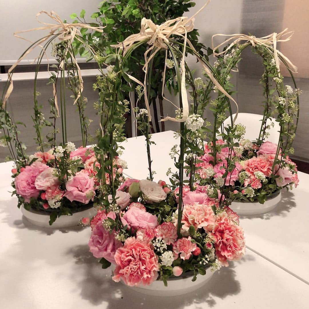 若月彩子のインスタグラム：「久しぶりのレッスン🌷パリ帰りの先生から教わって癒されました😊  #フラワーアレンジメント#レッスン#ベリル#アクアマリン#モルガナイト#エメラルド#ラリマ#お花#癒される」
