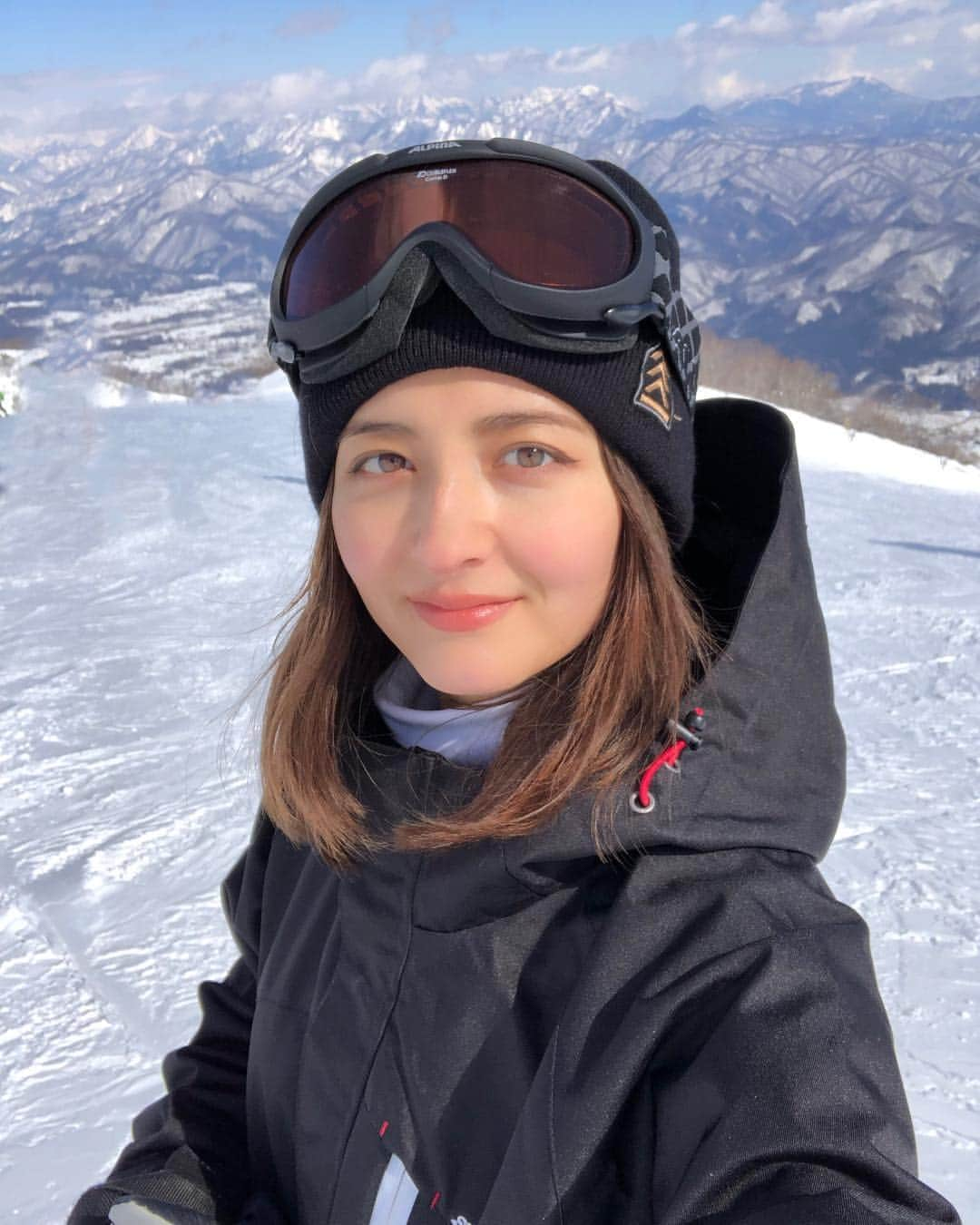 エリーローズさんのインスタグラム写真 - (エリーローズInstagram)「Back in Hakuba❄️🎿 また今年も白馬でスキーとDJしに来たよ！天気も最高！」2月17日 17時25分 - ellirose