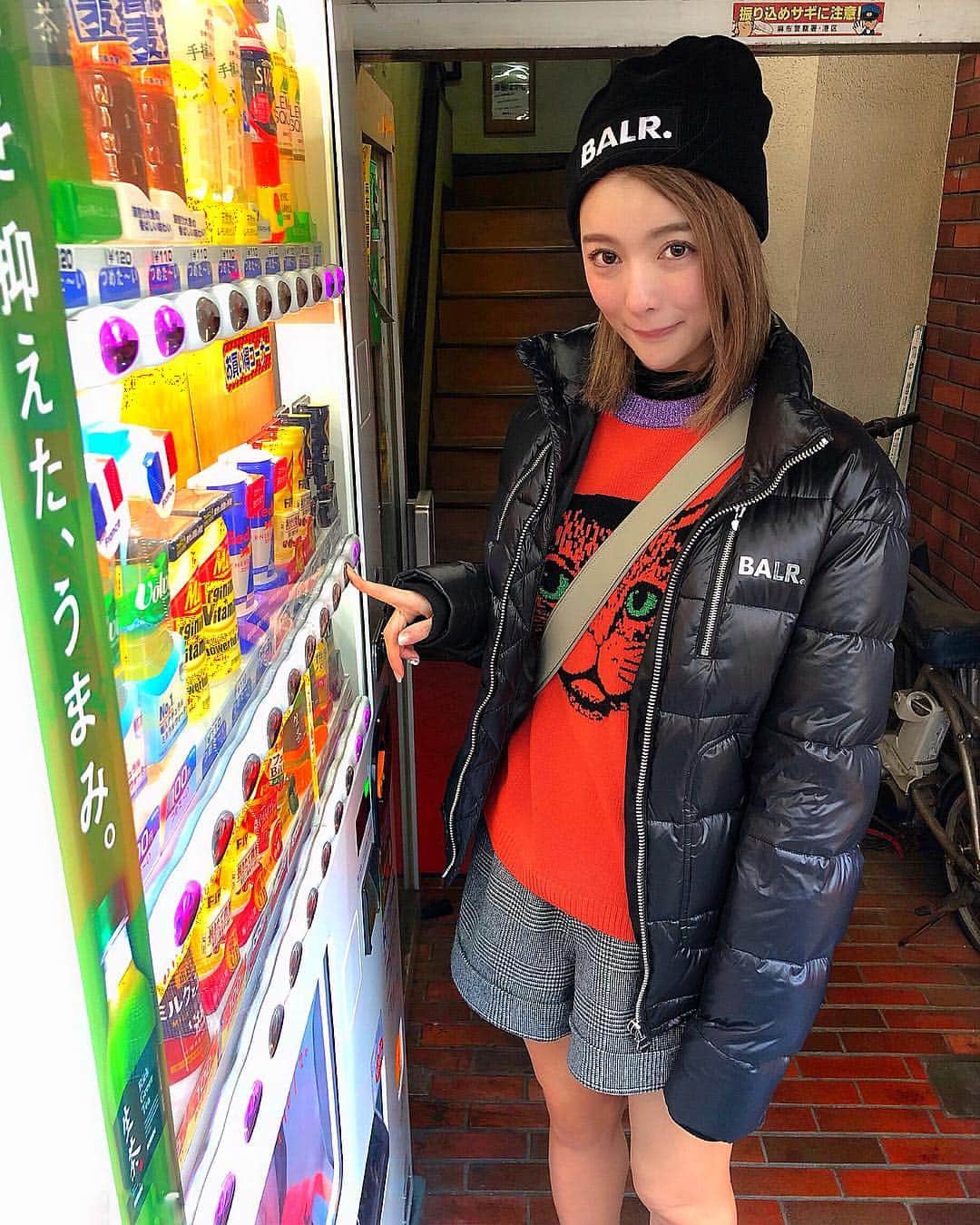 のインスタグラム：「Pochi 😼💗 もうすぐ冬が終わるね🐱💝 . . #vendingmachine#tokyojapan#instagramjapan#explorejapan#ootdfashion#balr#footballlover#gucci#guccigang#knitcap#winterfashion#nihon#nippon #自動販売機#冬コーデ#ダウンジャケット#ボーラー#グッチ#お洋服」