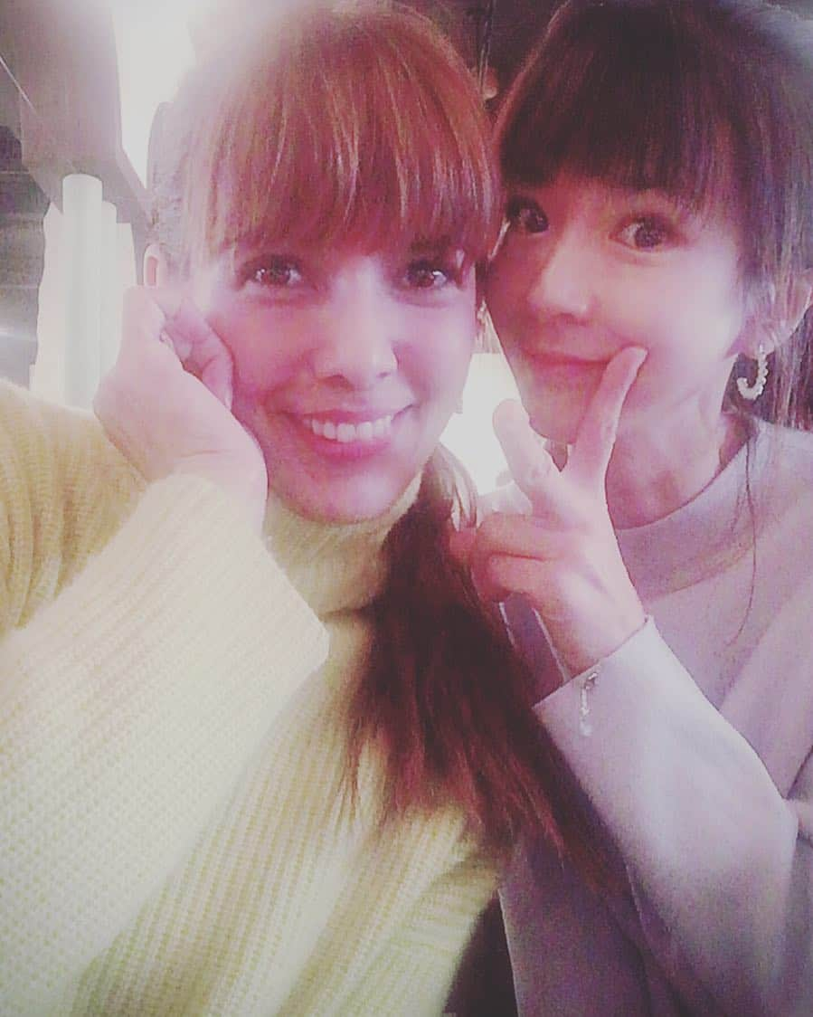 SHEILAさんのインスタグラム写真 - (SHEILAInstagram)「あきちゃんと子供達を連れてランチ❤️久々ゆっくり話したぁ〜☺️子供達は仲良く折り紙からの公園タイム。小さい頃から一緒に遊んでるから子供同士でも気心知れてるその感じが可愛い〜☺️❤️ . #lunch  #withmyfriend #ママ友 #ほしのあき #肌が綺麗すぎて #見惚れる #40代 #永遠のアイドル #50で #グラビア復帰 #希望 #未だに #男子の視線が #ハート #でしょーね #私も #男目線 🤣」2月17日 17時45分 - sheichan16