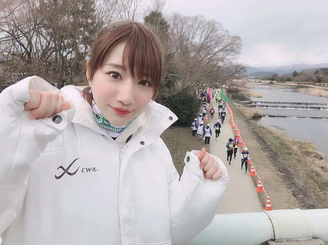 池田愛恵里さんのインスタグラム写真 - (池田愛恵里Instagram)「京都マラソン2019の中継のリポートのお仕事でした🏃‍♀️🎤 . 途中鴨川の河川敷を、ランナーの皆さんに並走してリポートしましたが…少しの区間走っただけでバテバテ😂 マラソン完走するって改めてすごいことだし、あんな風に走れたら気持ちいいやろうなぁと感じながら、楽しくリポートさせていただきました😊 . 沿道の応援やボランティアスタッフの皆さんも含め、みんなで作り上げるイベントはやっぱり素敵です！！ . セレッソのユニフォームきて走る方をついつい探してしまい、目があって頑張れ〜ってガッツポーズしたら返してもらえたとき✊嬉しかった。笑 #京都マラソン2019 #KBS京都」2月17日 17時54分 - ikeda_aeri