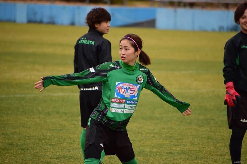 清水梨紗さんのインスタグラム写真 - (清水梨紗Instagram)「. ベレーザの合宿での写真⚽️ 手と足ばらばらの動きをするアップ！出来なさすぎてへんてこになっちゃってる😂」2月17日 17時57分 - risa_shimizu_2