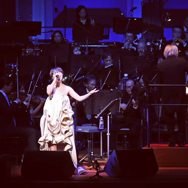 Salyuさんのインスタグラム写真 - (SalyuInstagram)「昨日はビルボードクラシックス・コンサート本番でした🎼ラヴェルの名曲「亡き王女のためのパヴァーヌ」にヴォーカリーズで挑戦したり、小林武史さんのピアノ協奏曲による壮大な世界、Salyuの楽曲からリリー・シュシュとしての楽曲まで様々な時空を超えてお届けした今回のコンサート。オーケストラとのアンサンブルという大きな空間に包まれたすてきな時間でした。 みなさん、ありがとうございました😊 ■billboard classics Salyu with小林武史　premium symphonic concert 2019　-Valentine's Special- 2019年2月16日 Bunkamuraオーチャードホール セットリスト 01.  to U（Overture） 02. VALON-1 03. プラットホーム 04. be there 05. name 06. エロティック（映画「リリイ・シュシュのすべて」より） 07. アラベスク（映画「リリイ・シュシュのすべて」より） 08. 「円奏の彼方」第4楽章（ピアノ協奏曲） 09. Theme of YEN TOWN（ピアノ協奏曲） 10. ラヴェル「亡き王女のためのパヴァーヌ」 11. 再生 12. landmark 13. 風に乗る船 14. コルテオ ～行列～ 15. to U ＜アンコール＞ 16. THE RAIN 17. Lighthouse  #salyu  #小林武史 (ピアノ) #栗田博文 (指揮) #神奈川フィルハーモニー管弦楽団  photo by 豊嶋良仁」2月17日 19時57分 - salyu_official_