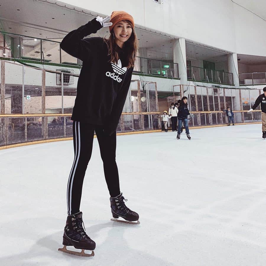 唯可（yuika）さんのインスタグラム写真 - (唯可（yuika）Instagram)「* 先週はスノボ🏂今週はスケート⛸ 全身全霊で冬を満喫してます⛄️ 小学生の時スピードスケートずっと習ってたのに やっぱりフィギュアの靴だとなんか違くて怖かった😂 🖤🖤🖤🖤🖤🖤 tops... @adidas  coat.pants ... @70park_official * * #スケート#フィギュアスケート#冬コーデ#スポーツ#スノボ#スキー#今日のコーデ#ファッション#ニット#アディダス#トレーナー#大人カジュアル#ヘアメイク#お出かけ#道産子#北海道#スピードスケート」2月17日 19時27分 - yu.i.k.a