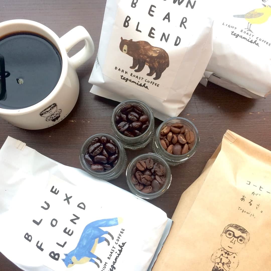 のインスタグラム：「【本とコーヒーtegamisha カフェ】 本日もご来店ありがとうございました。本とコーヒー カフェでは、お店のいちばん奥にある焙煎機で、手紙舎のカフェ全店舗で使用するコーヒー豆を焙煎しております。オリジナルブレンドは、浅煎りのYELLOW BIRD BLEND、中深煎りのBLUE FOX BLEND、深煎りのBROWN BEAR BLENDの3種類です。こちらは店内でハンドドリップでお飲みいただけるほか、オリジナルパッケージでの豆も販売しております。ほかにも、コロンビアや、ブラジルなど、シングルの豆も、ご用意しております。コーヒー好きな方へのプレゼントにも、おすすめです。ぜひ、お好みの豆をお探しに、お立ち寄りください。手紙舎のホームページより、オンラインでも承っております。ぜひご利用ください。 . 2019.2.17.日 . #手紙舎#手紙社#カフェ#本とコーヒー#tegamisha#本とコーヒーtegamisha#柴崎#調布#調布カフェ#コーヒー#珈琲#coffee#自家焙煎#コーヒー豆#cafe#tokyocafe#コーヒーがあるさ#YELLWBIRDBLEND#BLUEFOXBLEND#BROWNBEARBLEND」