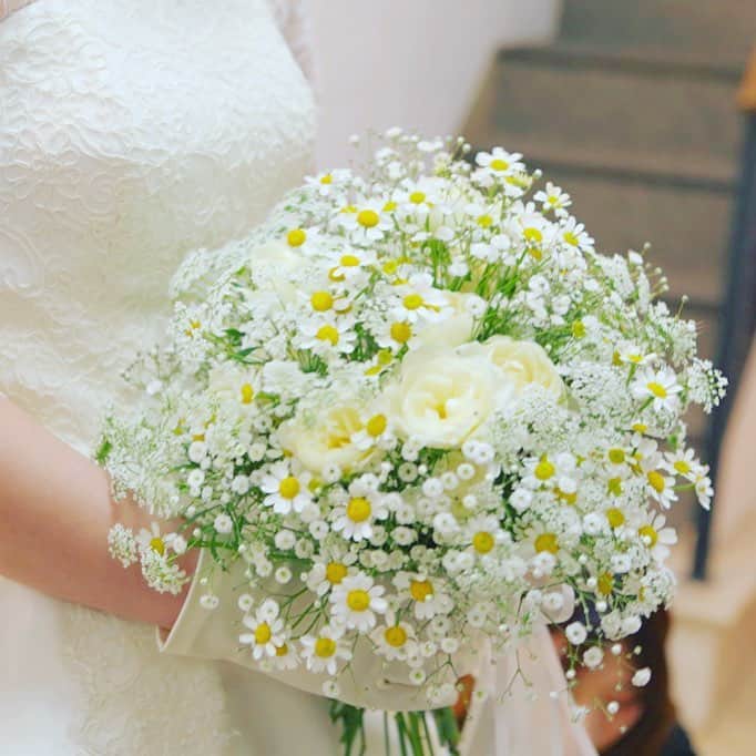 迎賓館ヴィクトリア/結婚式(富山・高岡・金沢・小松・福井)さんのインスタグラム写真 - (迎賓館ヴィクトリア/結婚式(富山・高岡・金沢・小松・福井)Instagram)「#ブーケ 🌼 かすみ草や小花をふんだんに使った ナチュラルブーケ😍💕 * * * * * ⛪️ウエディングフェアや💡お問い合わせは プロフィールからHPをご覧下さい✧︎*。 @victoria_weddingstyle ☎️お電話でのお問い合わせもお待ちしております *迎賓館VICTORIA福井 TEL 0776-23-5011 *迎賓館VICTORIA小松 TEL 0761-23-7055 *金沢グローブ TEL076-238-5211 *迎賓館VICTORIA高岡 TEL 0766-27-1155 *富山セントマリー教会＆迎賓館VICTORIA TEL 076-423-6688 *。 *。 #迎賓館ヴィクトリア #ヴィクトリア #福井ヴィクトリア#小松ヴィクトリア #高岡ヴィクトリア#富山ヴィクトリア#vic花嫁 #vic婚#ウェディング #ブライダル #結婚式  #結婚式場 #富山結婚式場#結婚式準備 #卒花嫁 #北陸花嫁 #富山花嫁 #家族愛 #ウエディングフェア #フェア #富山#富山市#ウエディングパーティー#victoria__restaurant#victoria_clubvictoria#ヴィクトリアグローブ#ヴィクトリアフォレスト#ナチュラル」2月17日 19時47分 - victoria_weddingstyle