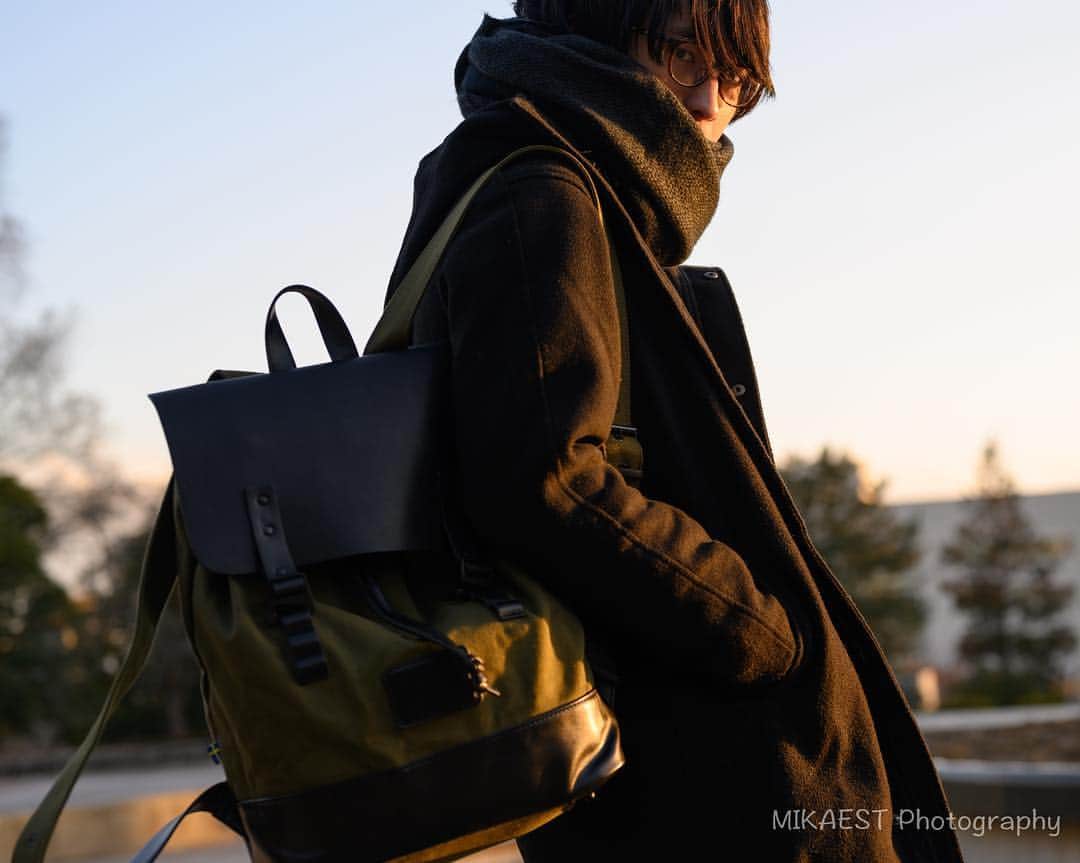 mikaestのインスタグラム：「At sunset model：@yuumw64 #ヒロシマの王子様 王子とお揃いのリュックにしちゃいませんかー？！😍 . P.S.最近のミカエスト氏は、仙台名物のせり鍋を家で作って食べるのがマイブームです🍲 . . . @GastonLuga さんから頂いた素敵なリュック、王子が背負っているのはPRÅPER(プローペル) - オリーブ＆ブラックです。 . ●ディスカウントコード「mikaest15」で15%of‪f！‬ ● http://gastonluga.com ●日本全国送料無料🇯🇵 ●#GastonLuga #ガストンルーガ #バックパック #リュック . .」