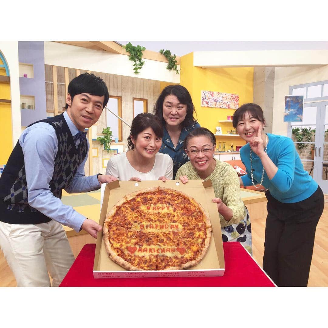 森麻季さんのインスタグラム写真 - (森麻季Instagram)「pizzaな🎂 先日の収録で一足早くお祝いしてもらいました #女神のマルシェ  #毎年誕生日🎂工夫してくださる #今年は大きなピザ🍕 #MAKICHANと書いてある #恥ずかしいけど嬉しい #去年のは遡って是非見てくださいね #柴田理恵 さん #東max さん #プレゼンターの高橋真美 さん #この日のゲスト久保田磨希 さん #森麻季」2月17日 20時12分 - maki.mori_m